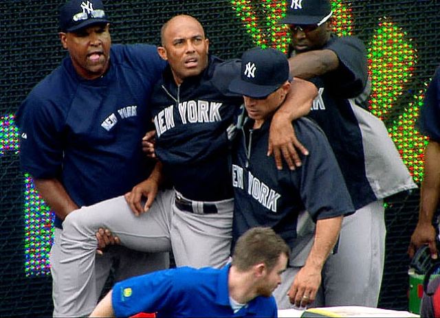 Yankees' Mariano Rivera tears ACL
