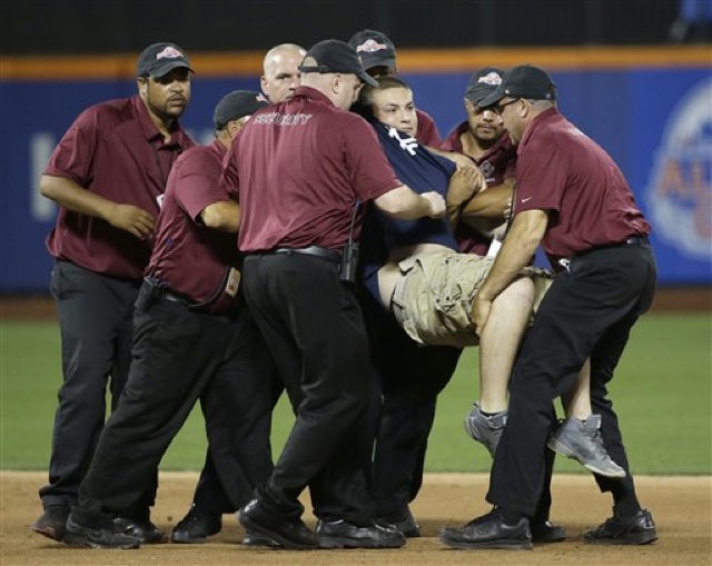 Pigeon takes over Citi Field as grounds crew chasing it gets 'booed  vociferously