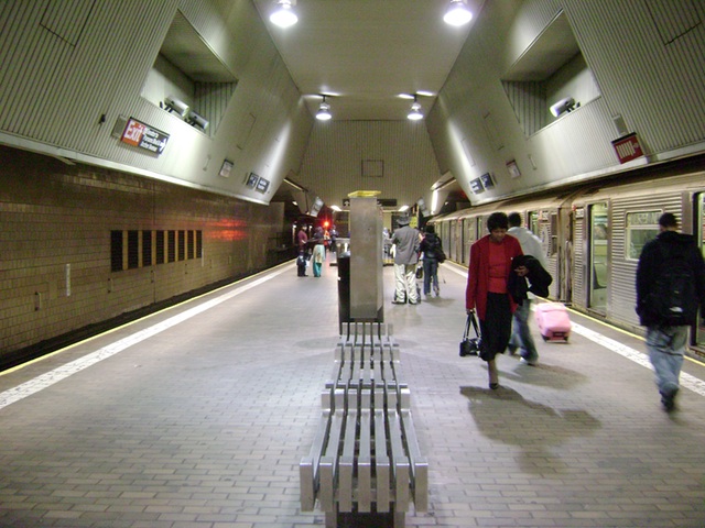 Cops: 24-year-old man dead in Jamaica subway shooting