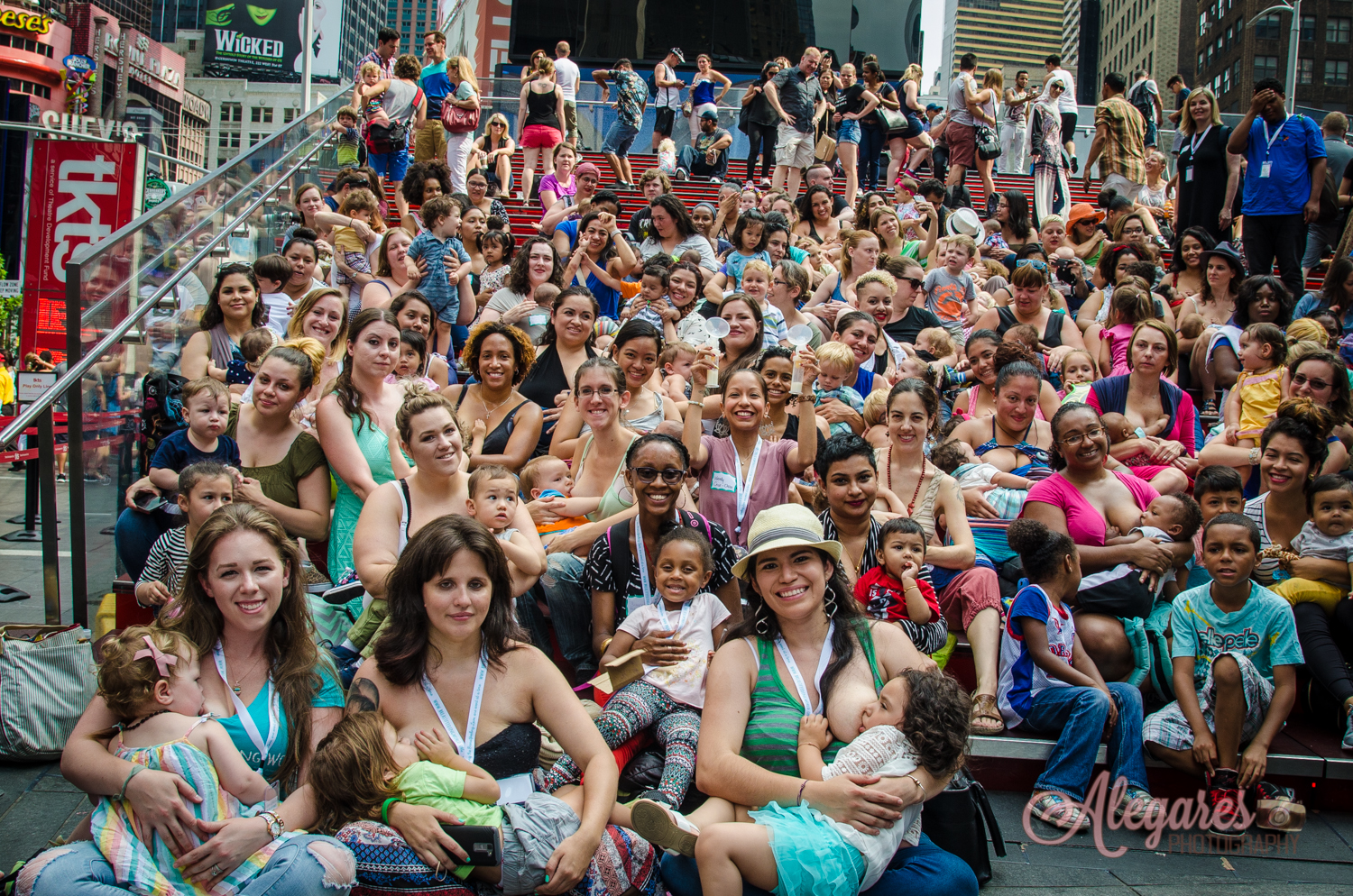 Photos Over 100 Breastfeeding Moms Gather In Times Square Gothamist