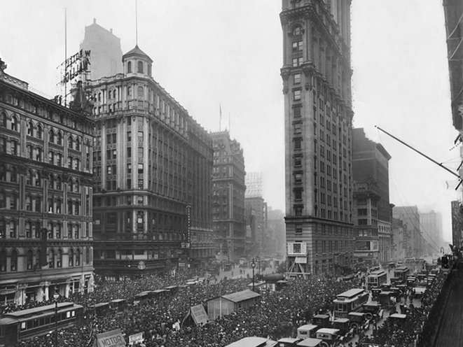 Crowd_gathers_for_updates_to_1919_.2e16d0ba.fill-661x496.jpg