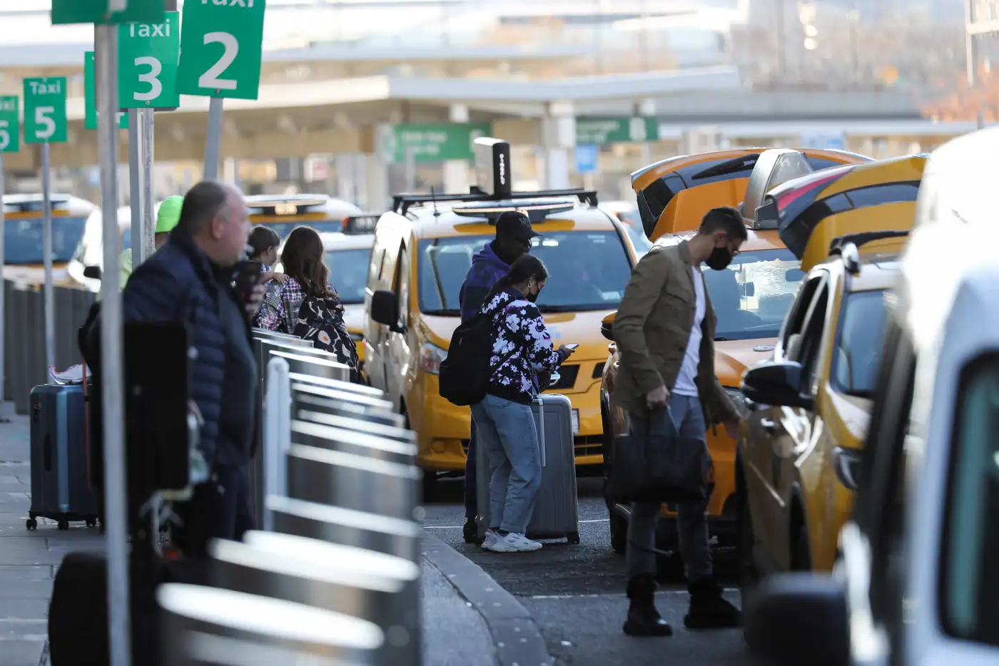 He took a taxi. Фотографии из аэропорта. Таксист. Такси хаки. Нью Йорк 2021.