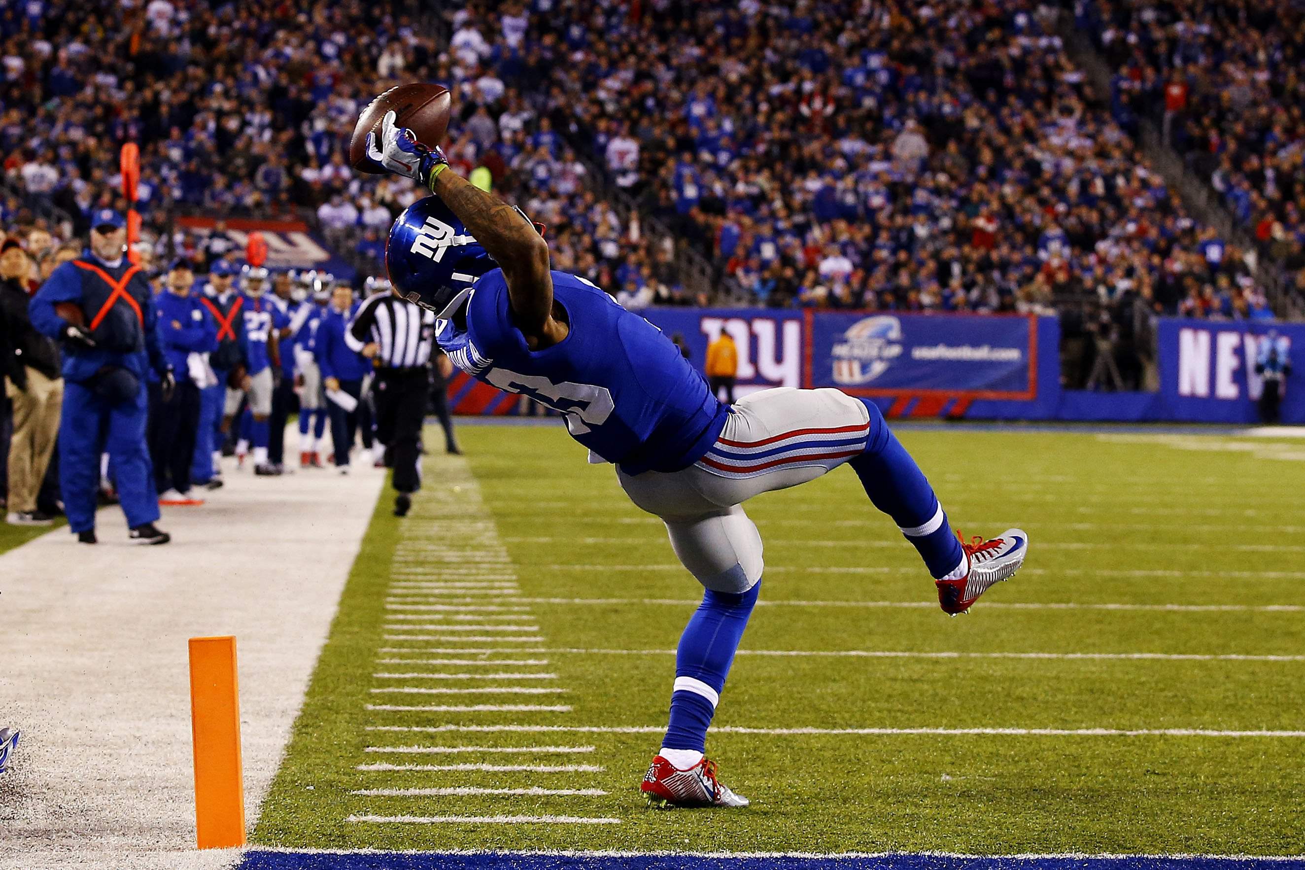 Giants Ruin Beautiful One-Handed Touchdown With Loss - Photo Gallery - Goth...