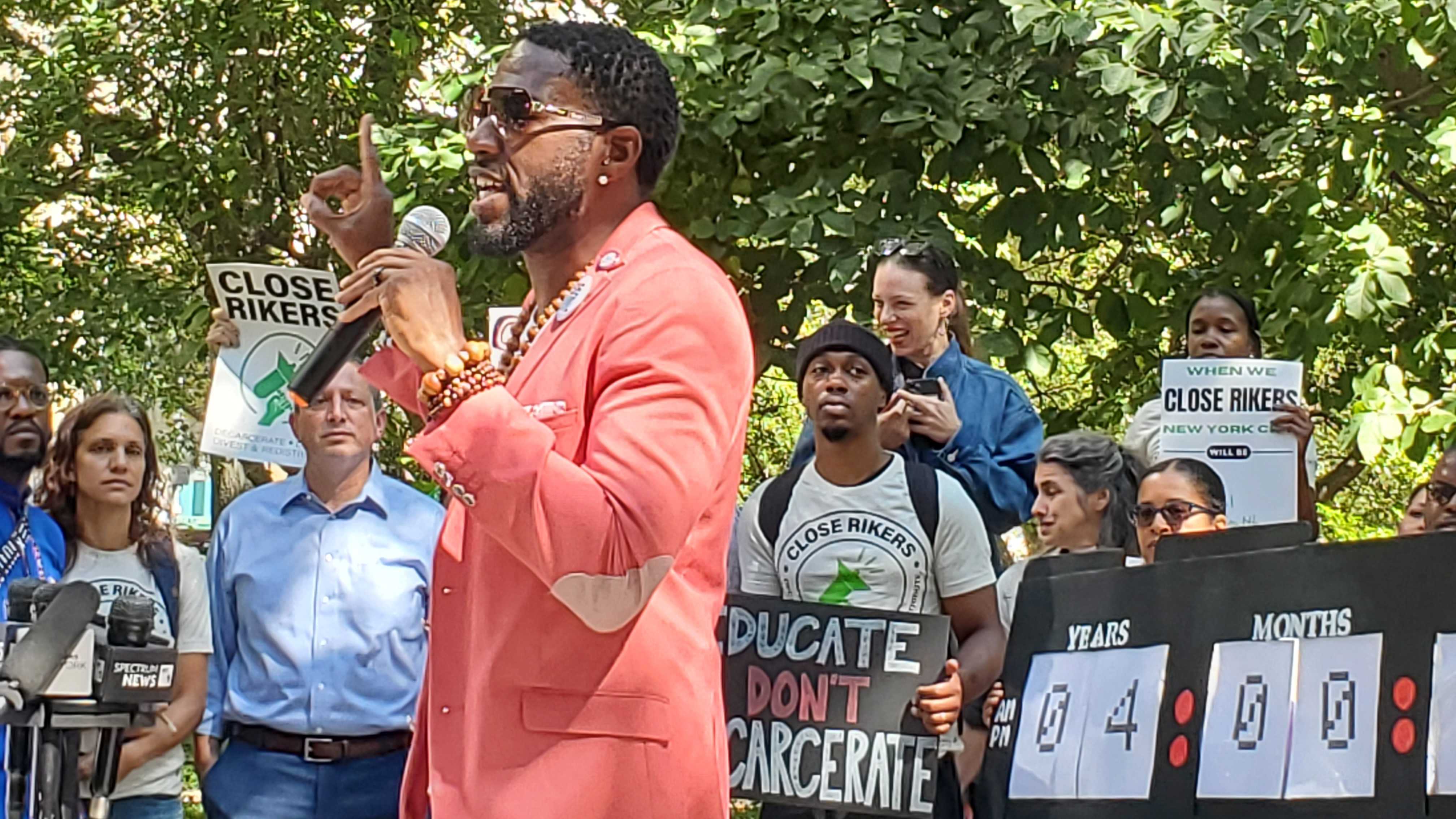 A photo of Public Advocate Jumaane Williams rallying to close Rikers.