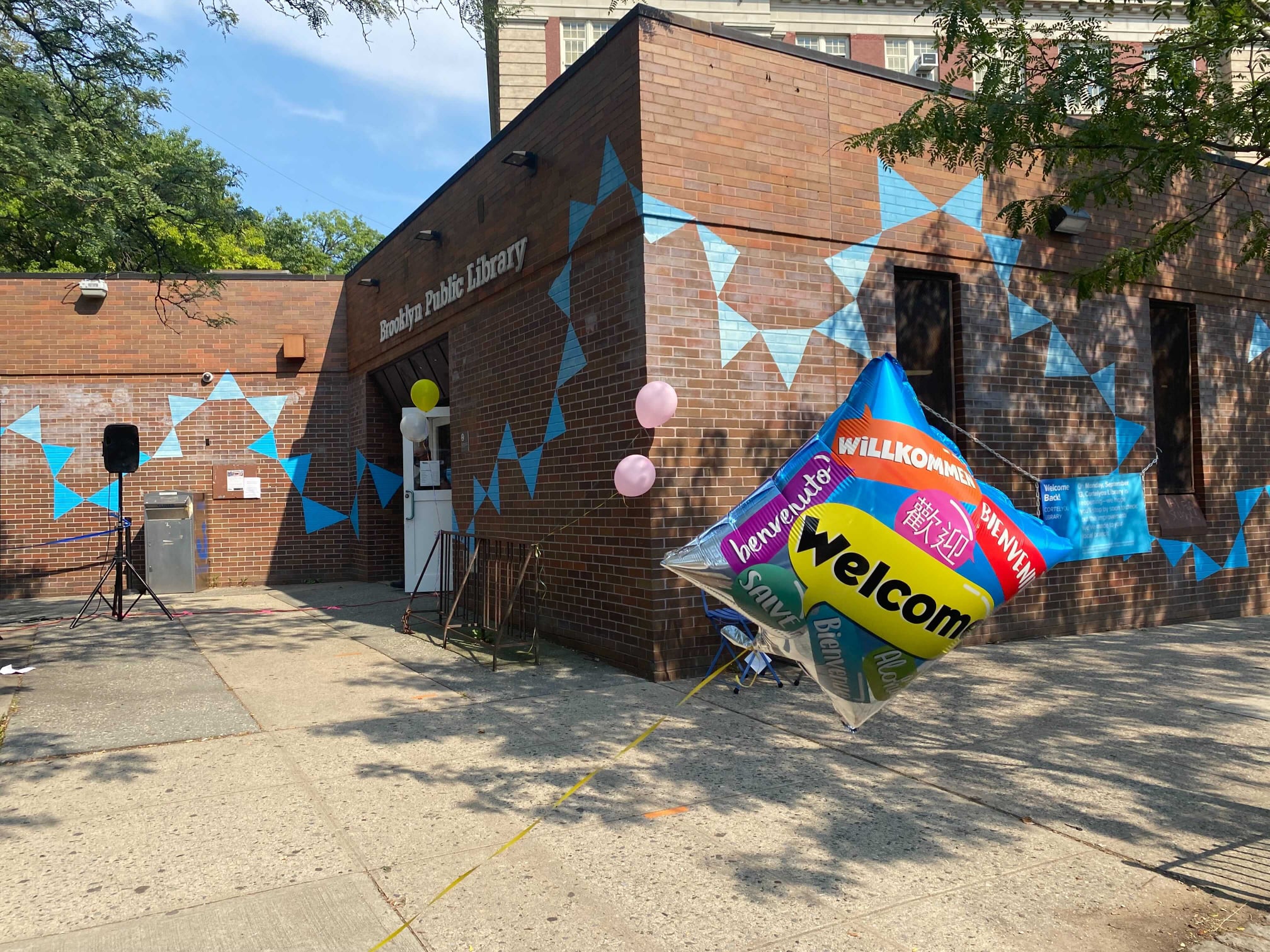 Bookstore co-owners share community support after bomb threat cancels drag  queen story time