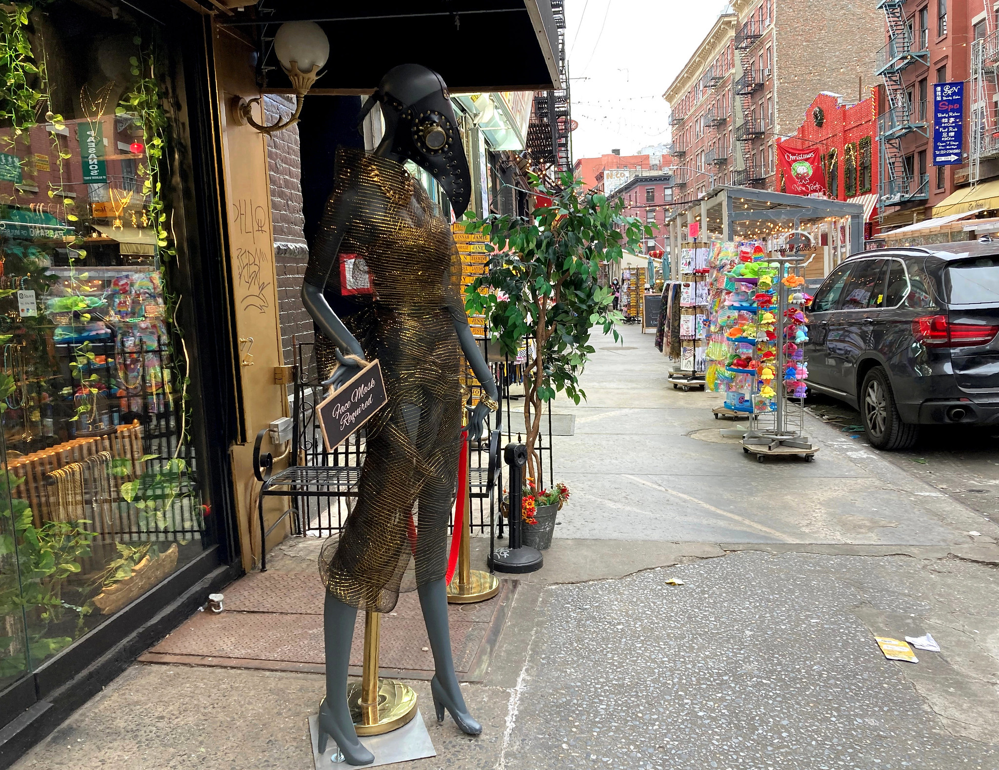 عکس مجسمه روبروی یک فروشگاه رفاه در خیابان توت