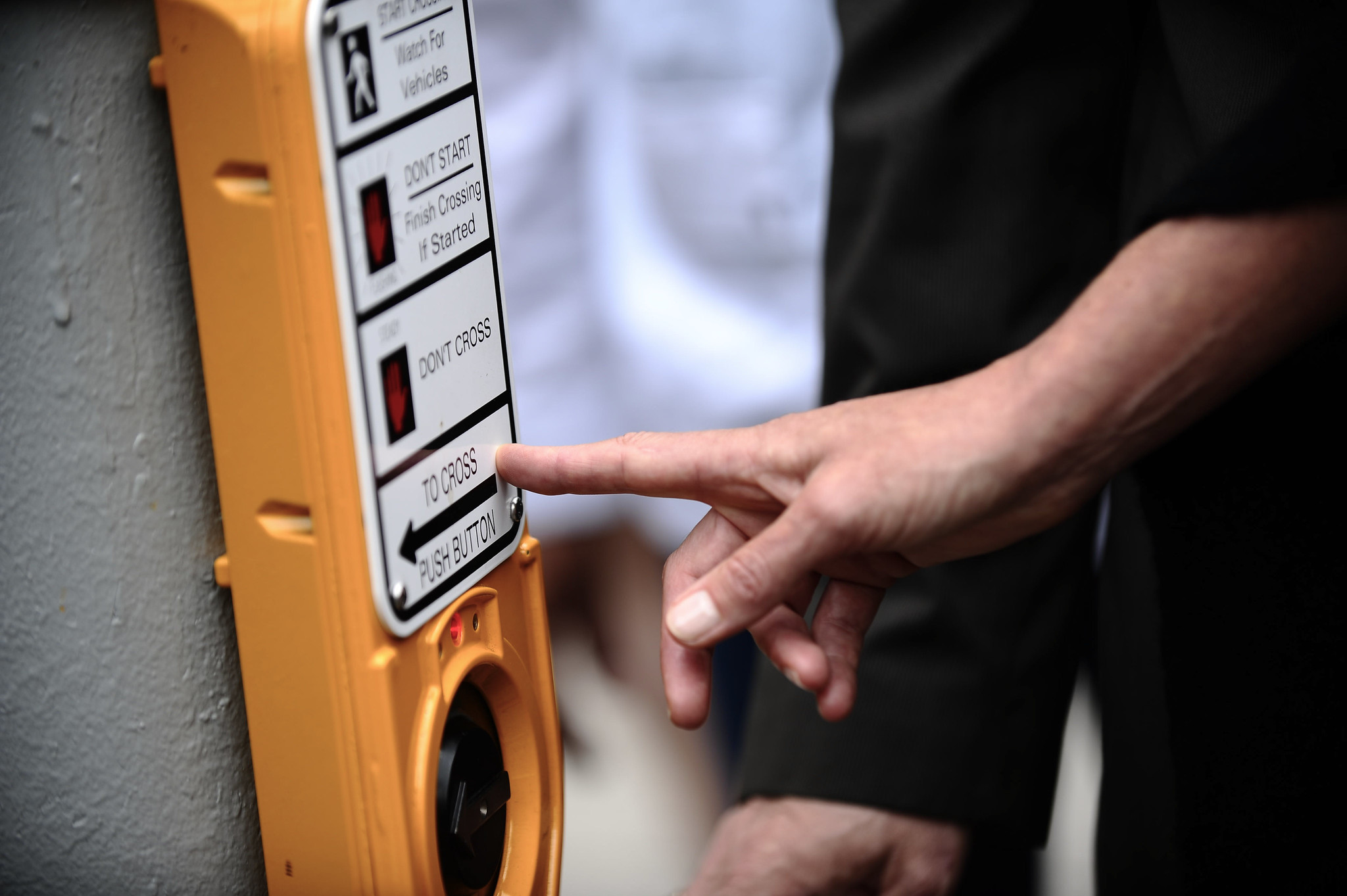 DOT to install 500 accessible pedestrian signals at intersections next year