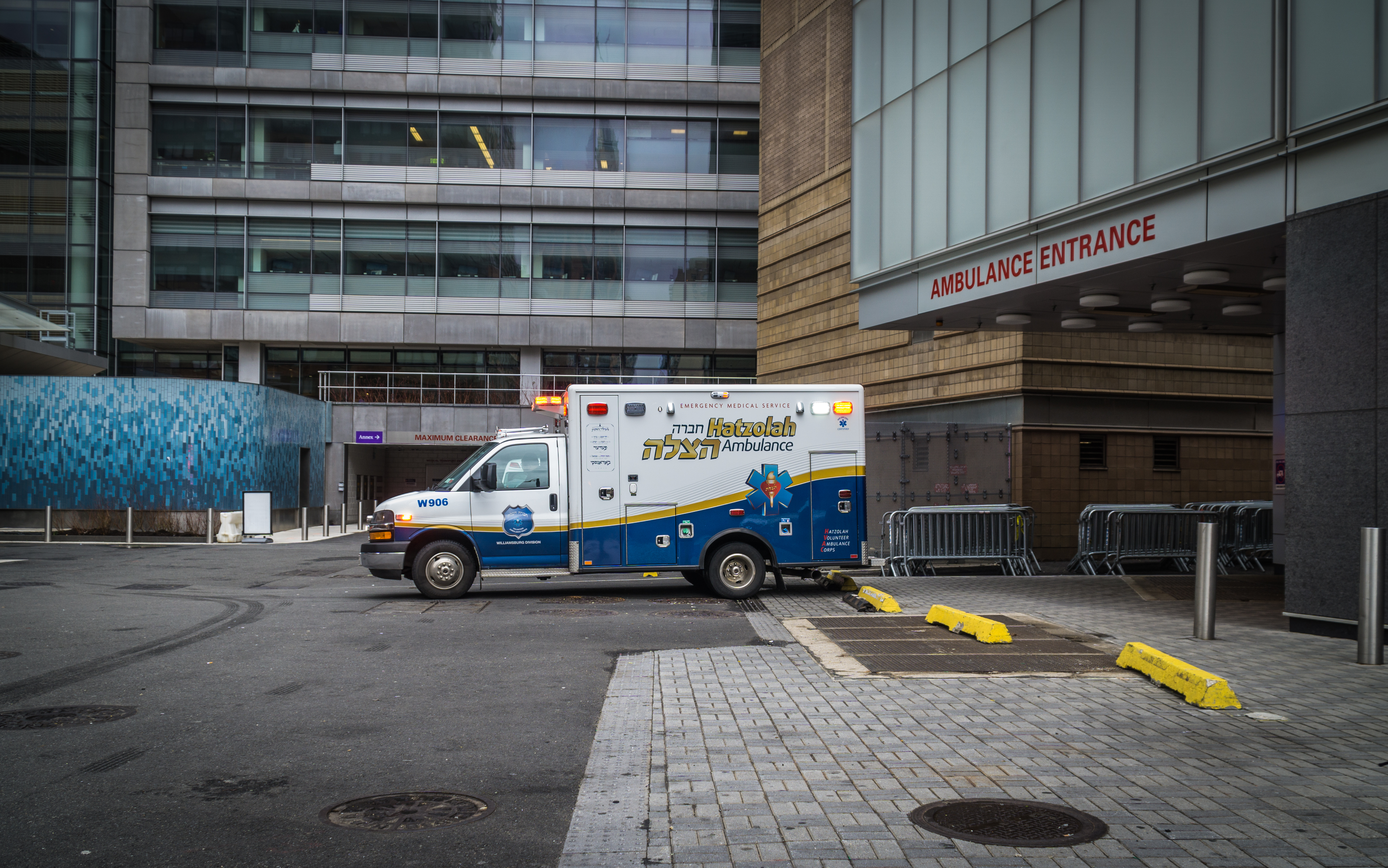 Woman dies after jumping in front of Midtown train, police said