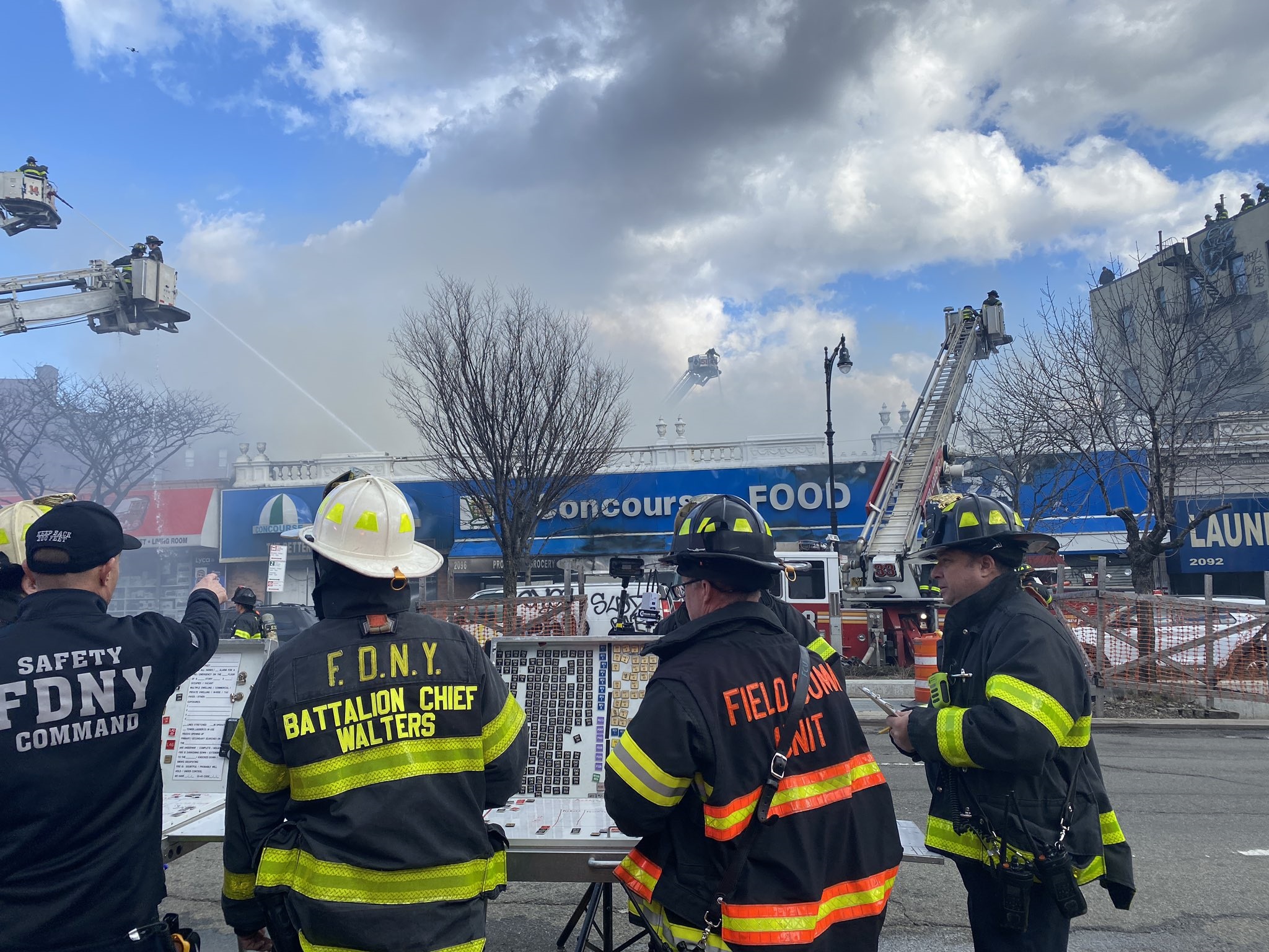 5 injured as fire tears through Bronx supermarket
