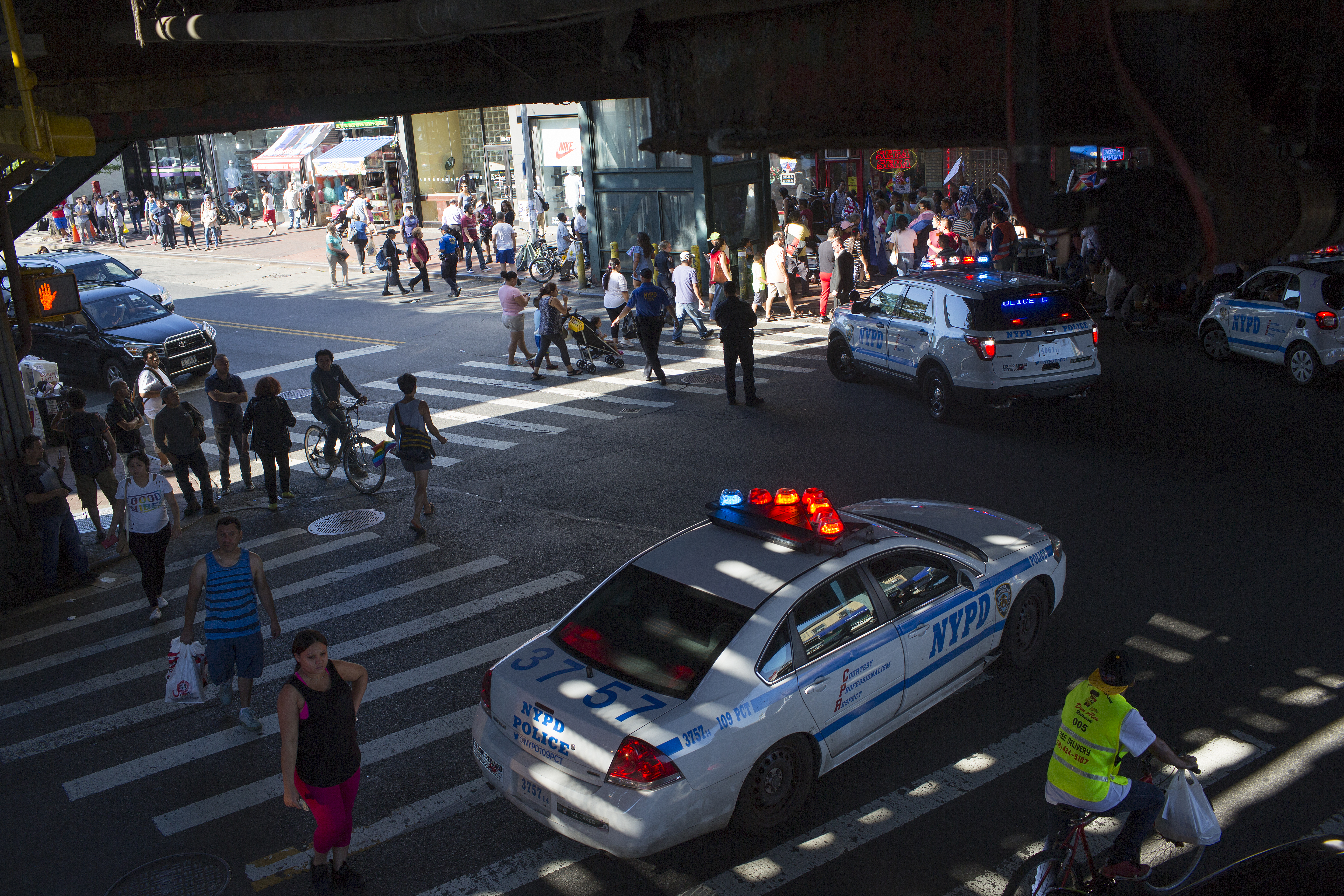 Police searching for suspects who stole $177K in cash and property from Queens apartment