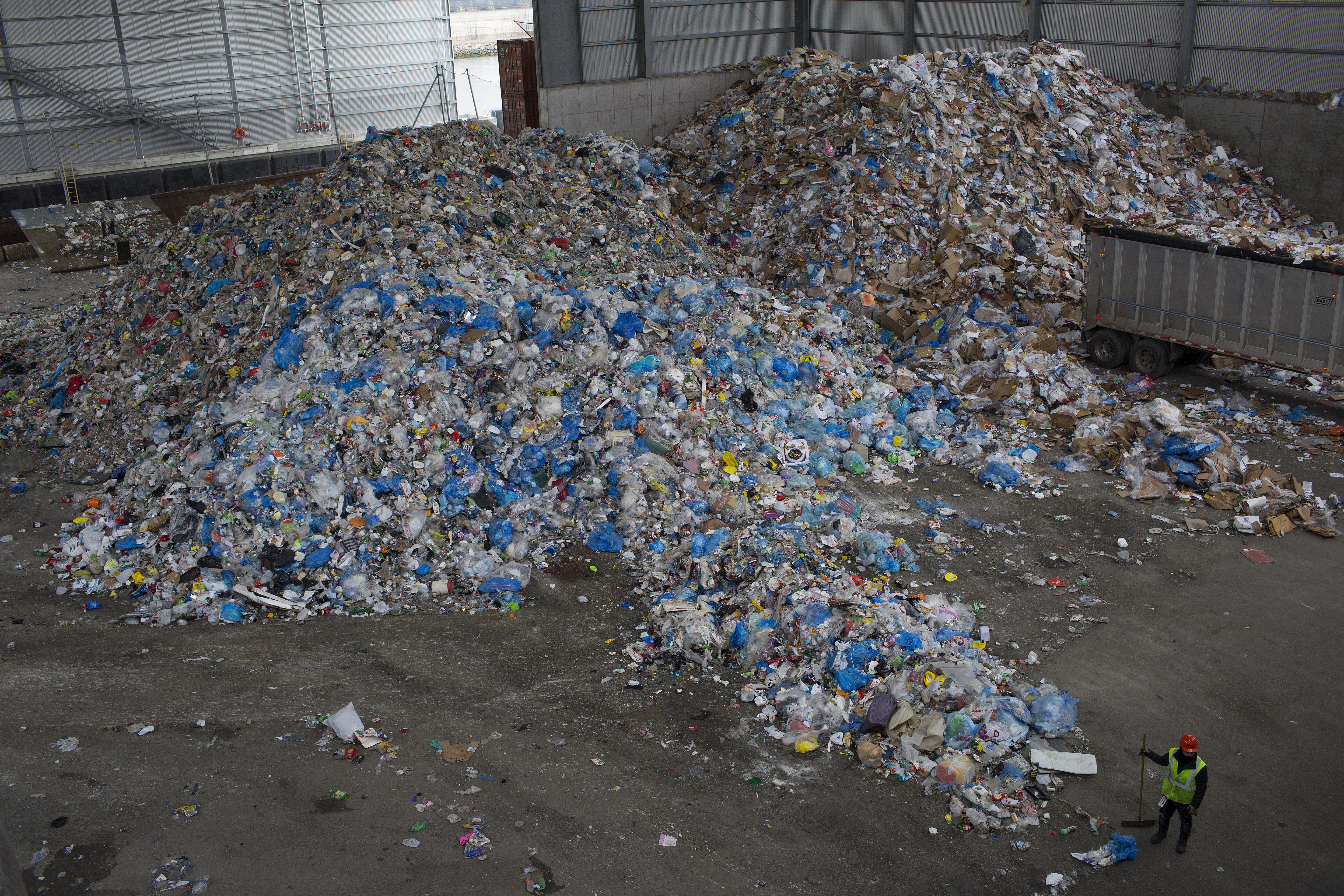 New York lawmakers push bill to crack down on plastic packaging