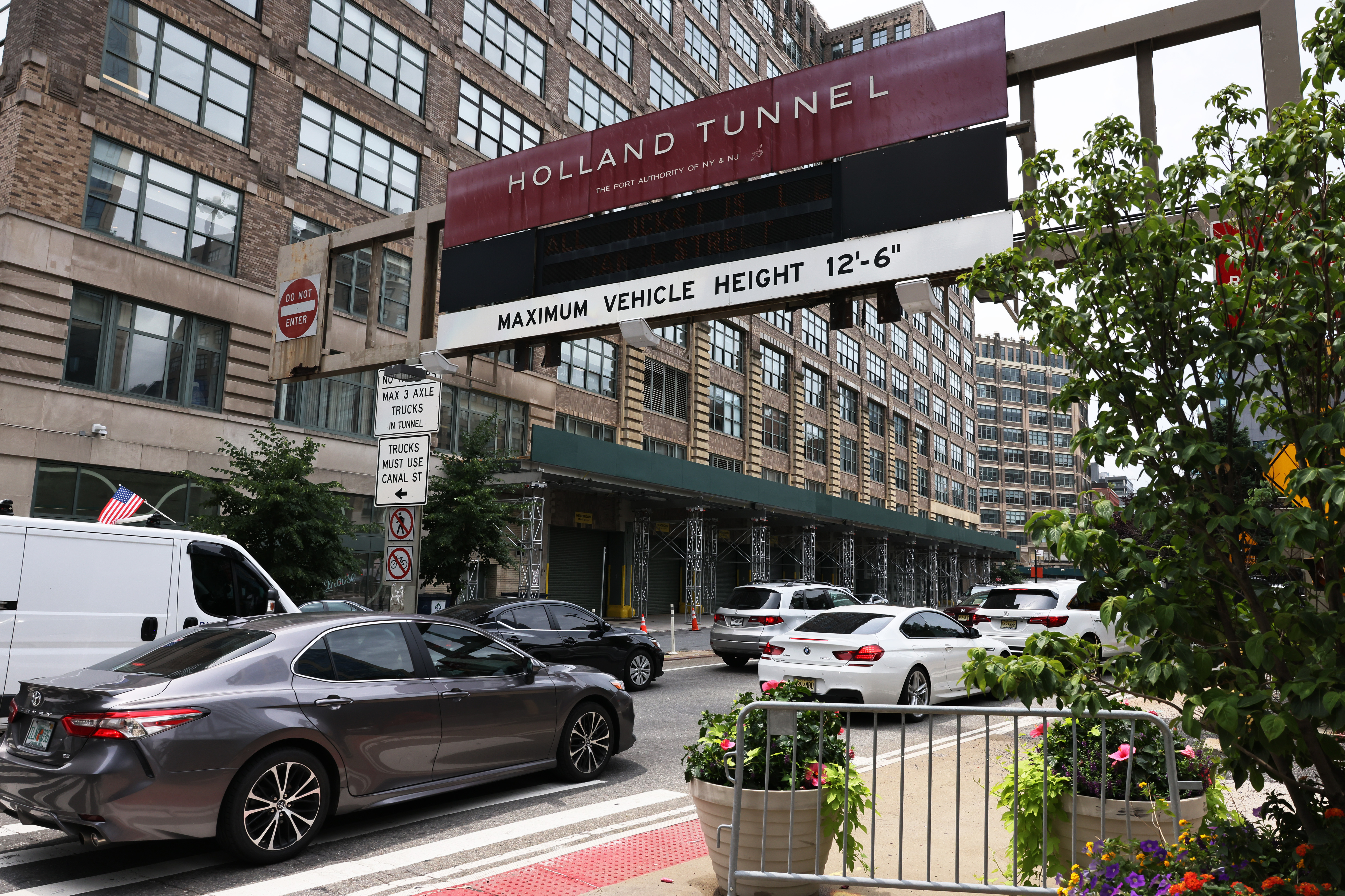 NJ-bound side of Holland Tunnel to close overnight for
nearly 3 years