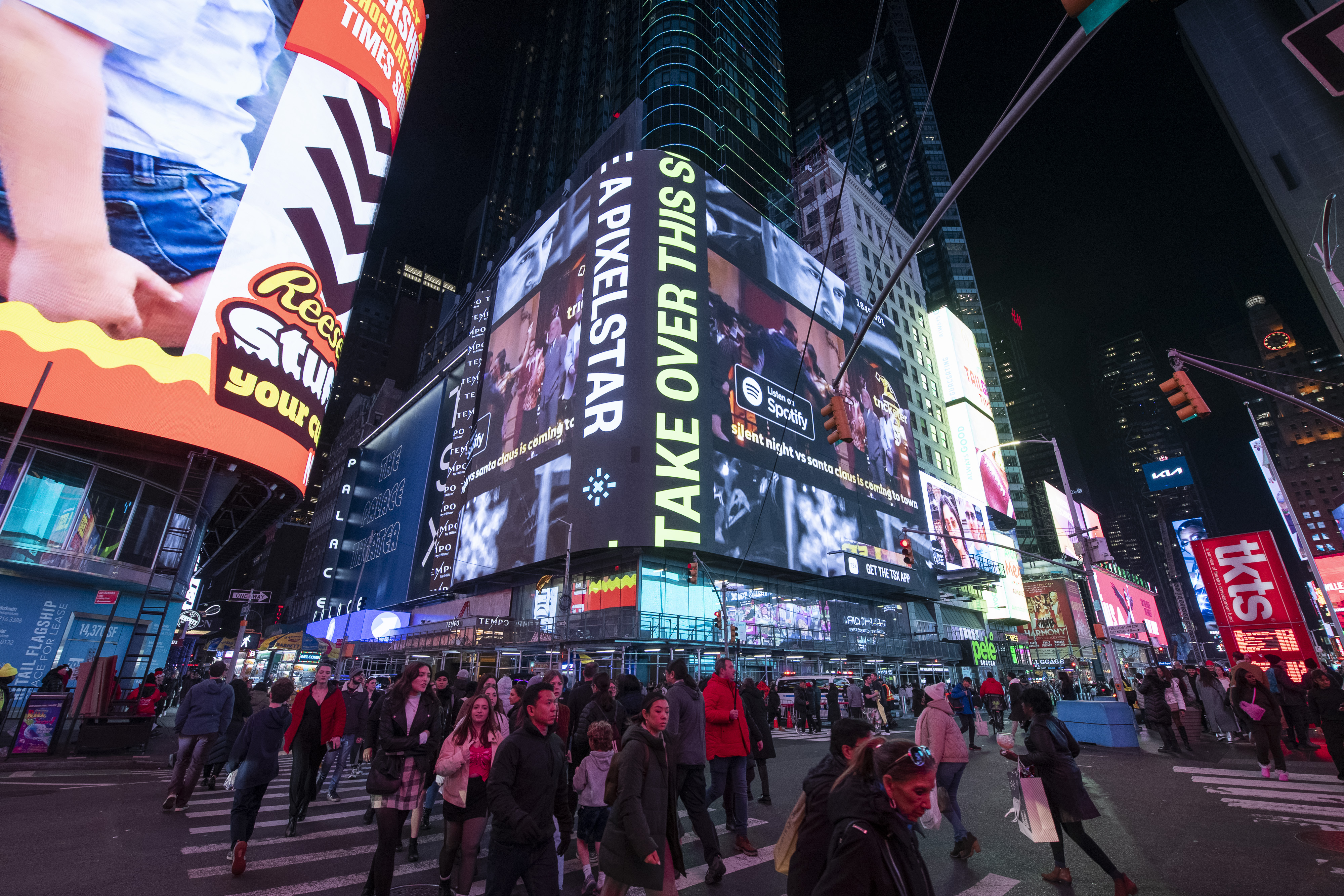 Man snatching Airpods Max headphones in Times Square: NYPD