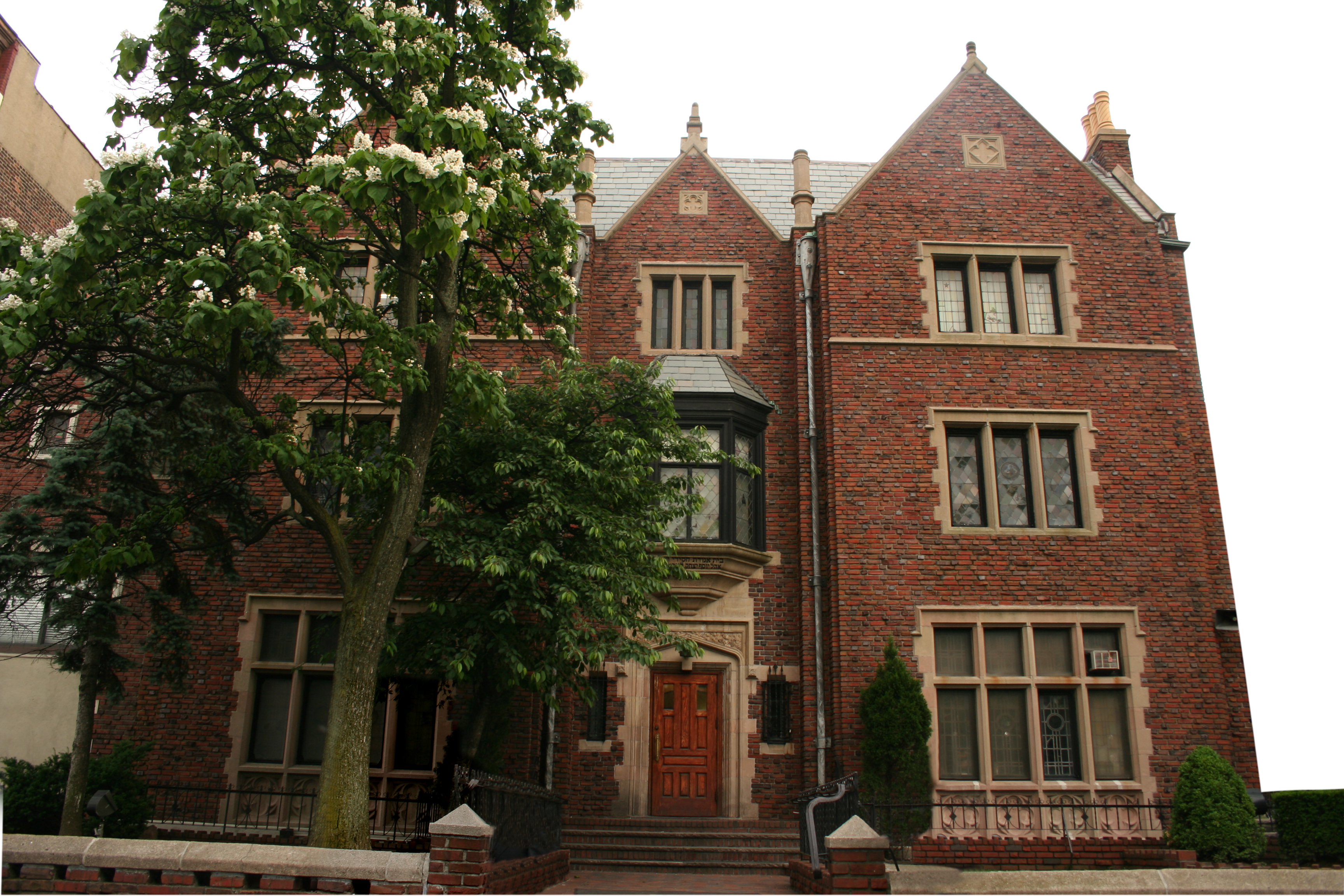 Discovery of secret tunnel beneath Chabad HQ in Crown Heights leads to brawl, 12 arrests