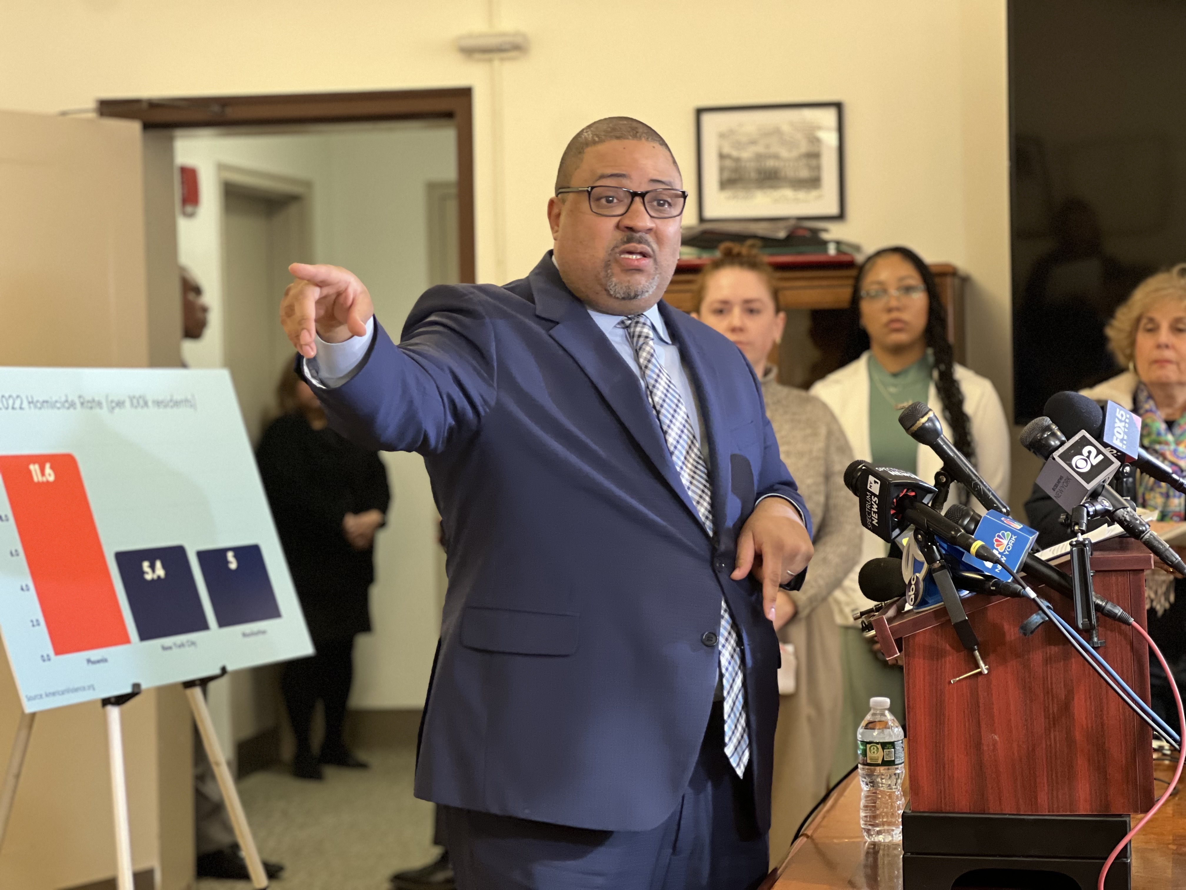 Manhattan DA slams AZ prosecutor for refusing to extradite NYC murder suspect