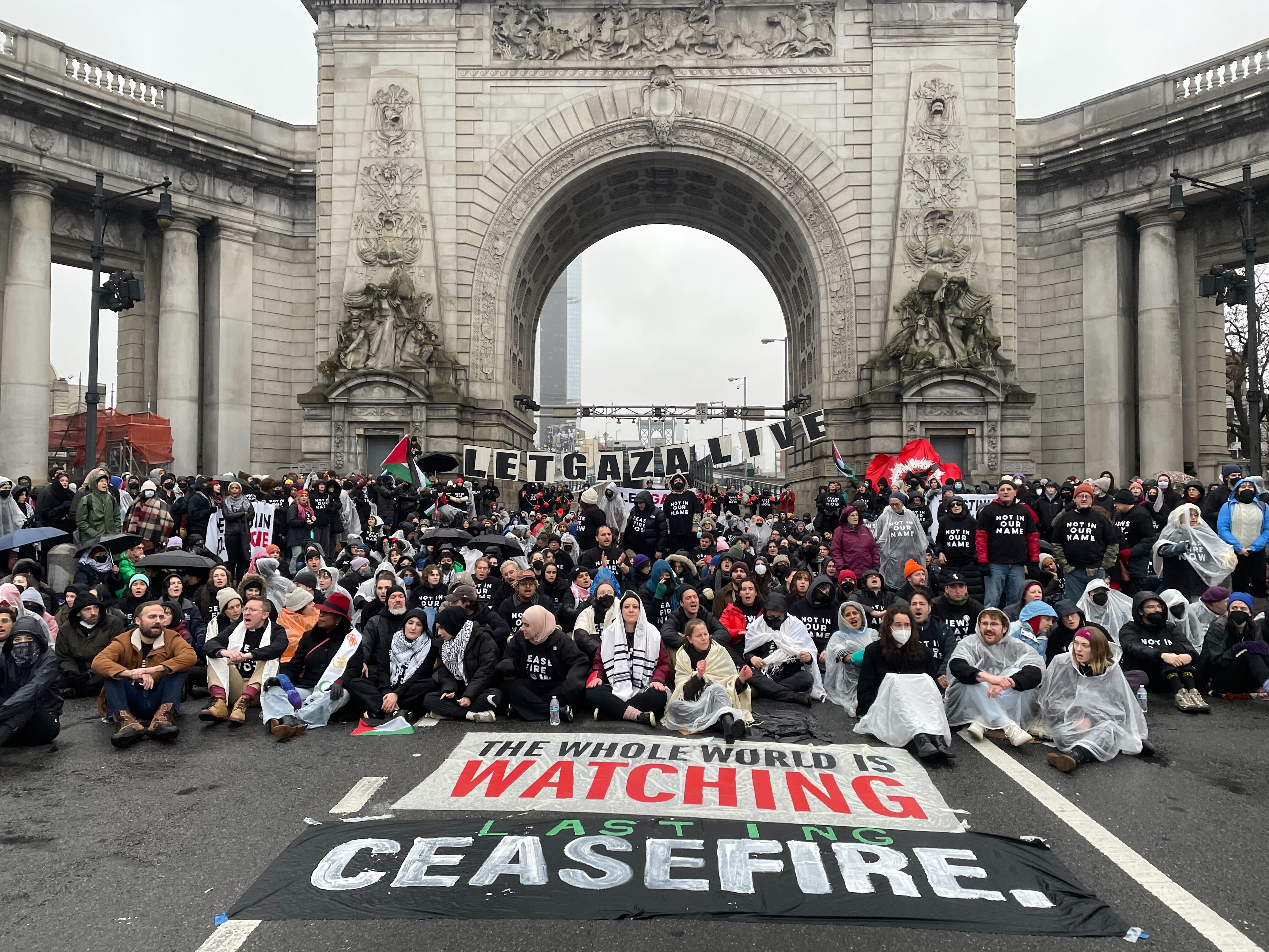 Pro-Palestinian protesters block Manhattan Bridge