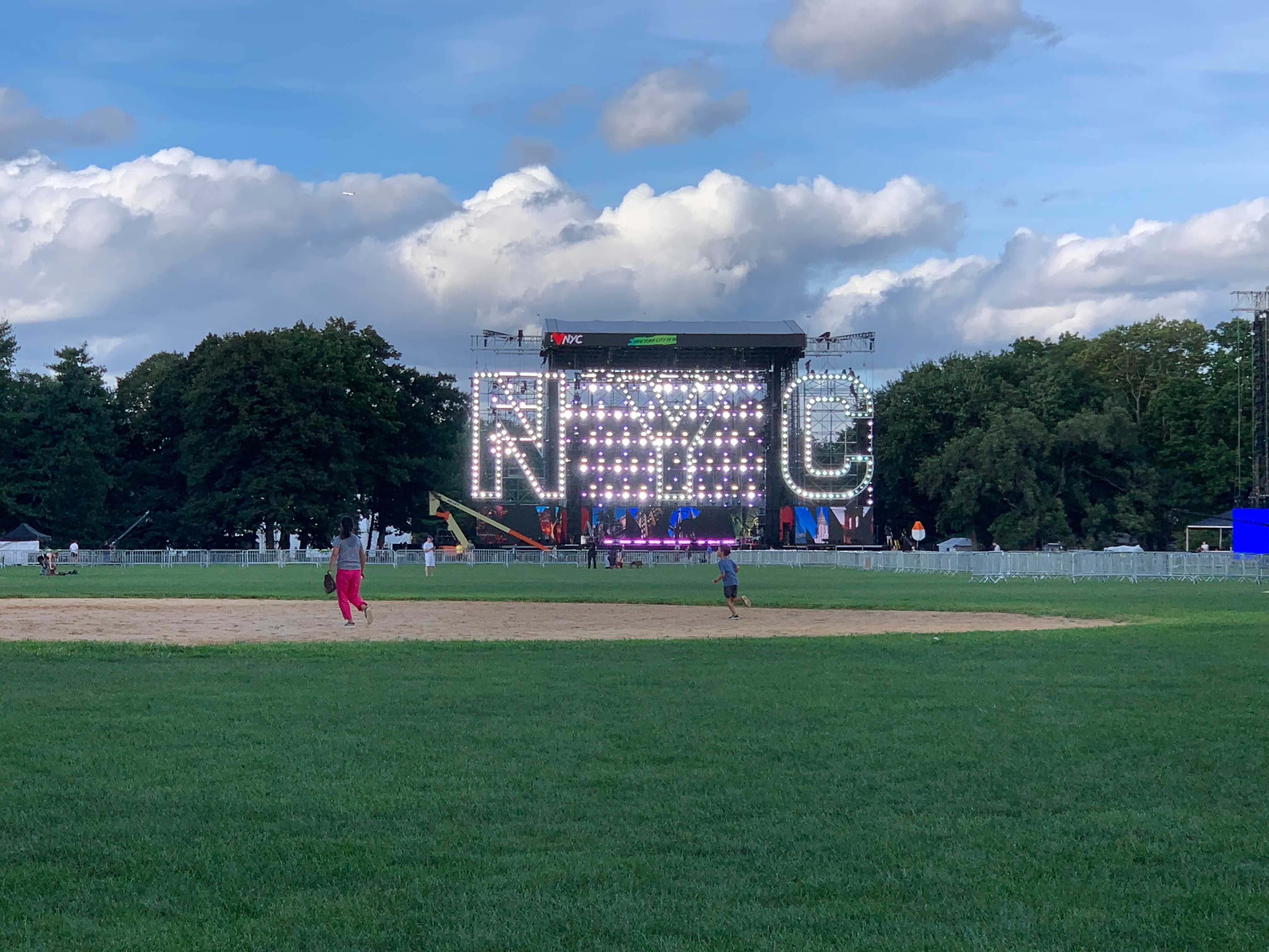 Extra Extra: Bury Your Grief In A Giant Hole In Malibu Extra Extra: Bury Your Grief In A Giant Hole In Malibu