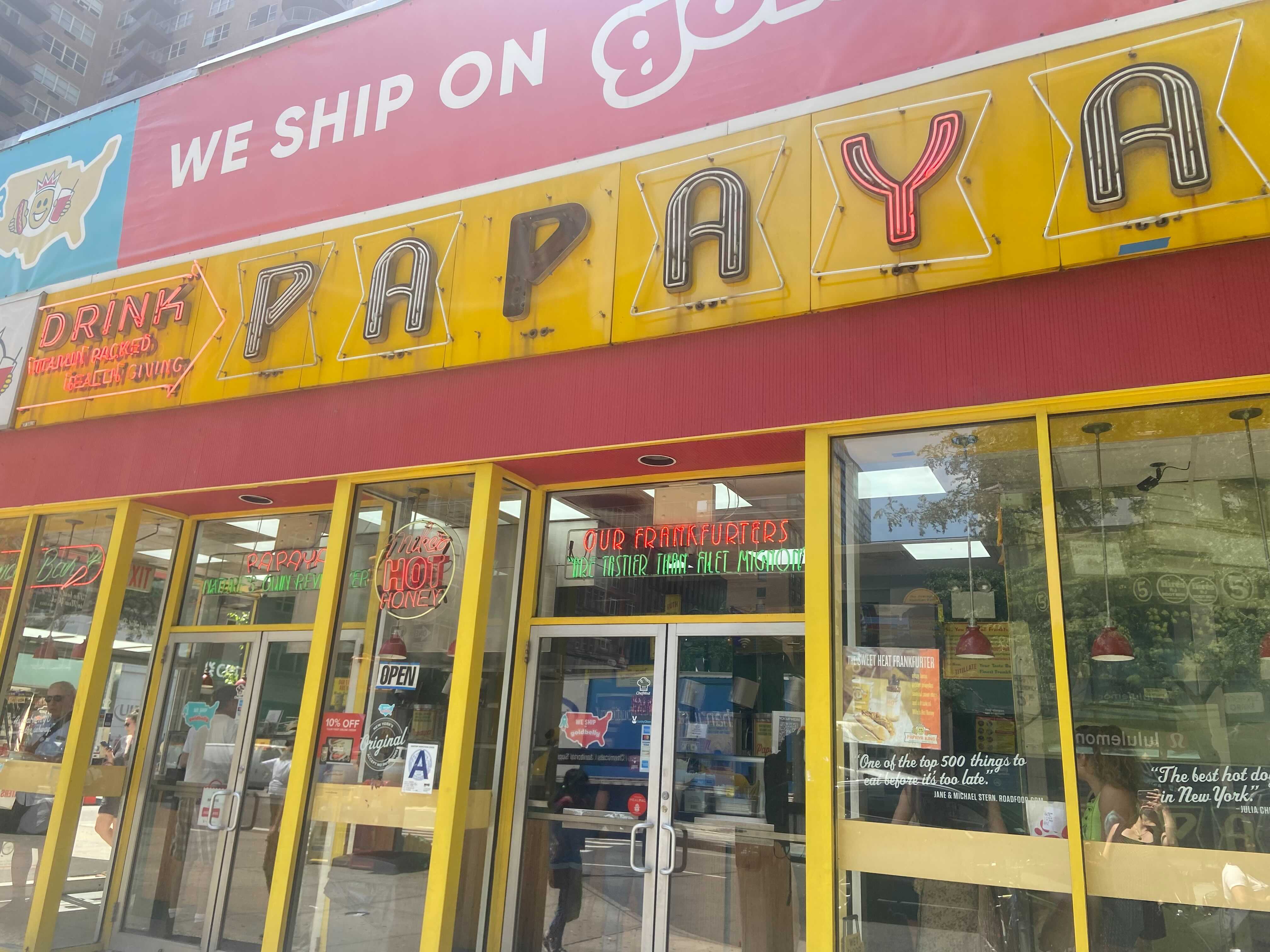 Hot dog aficionados flock to Upper East Side mainstay Papaya King before anticipated demolition