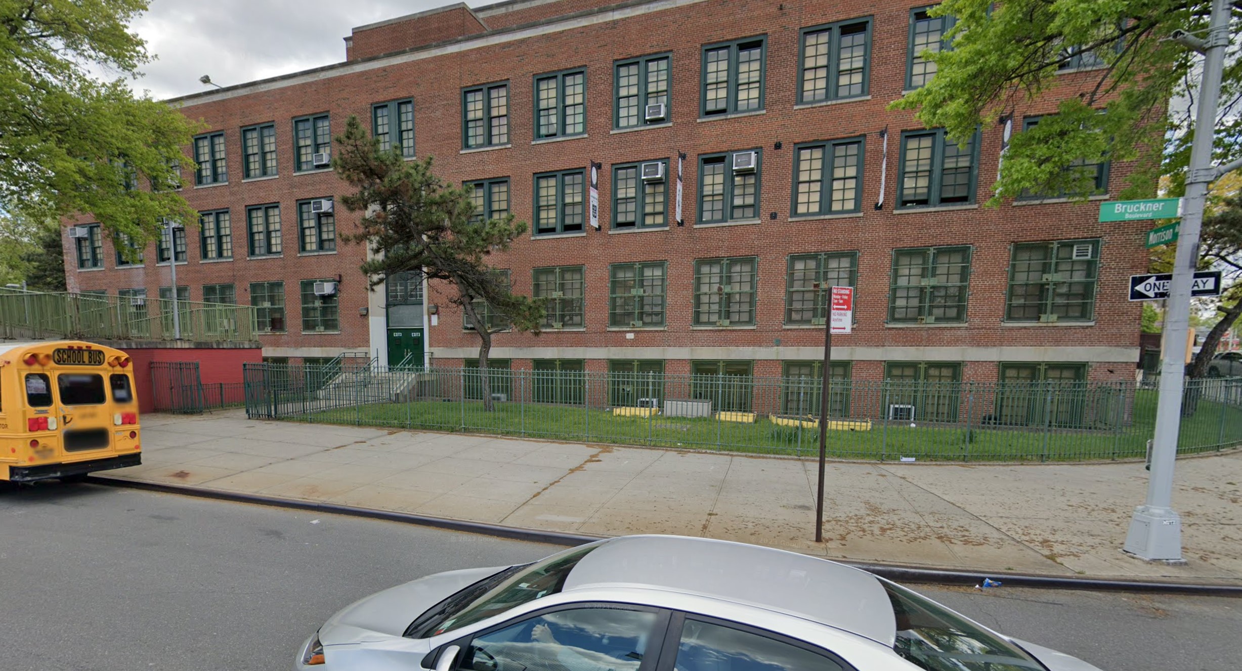 12-year-old girl slashed inside Bronx junior high school — second school stabbing in 2 days 12-year-old girl slashed inside Bronx junior high school — second school stabbing in 2 days