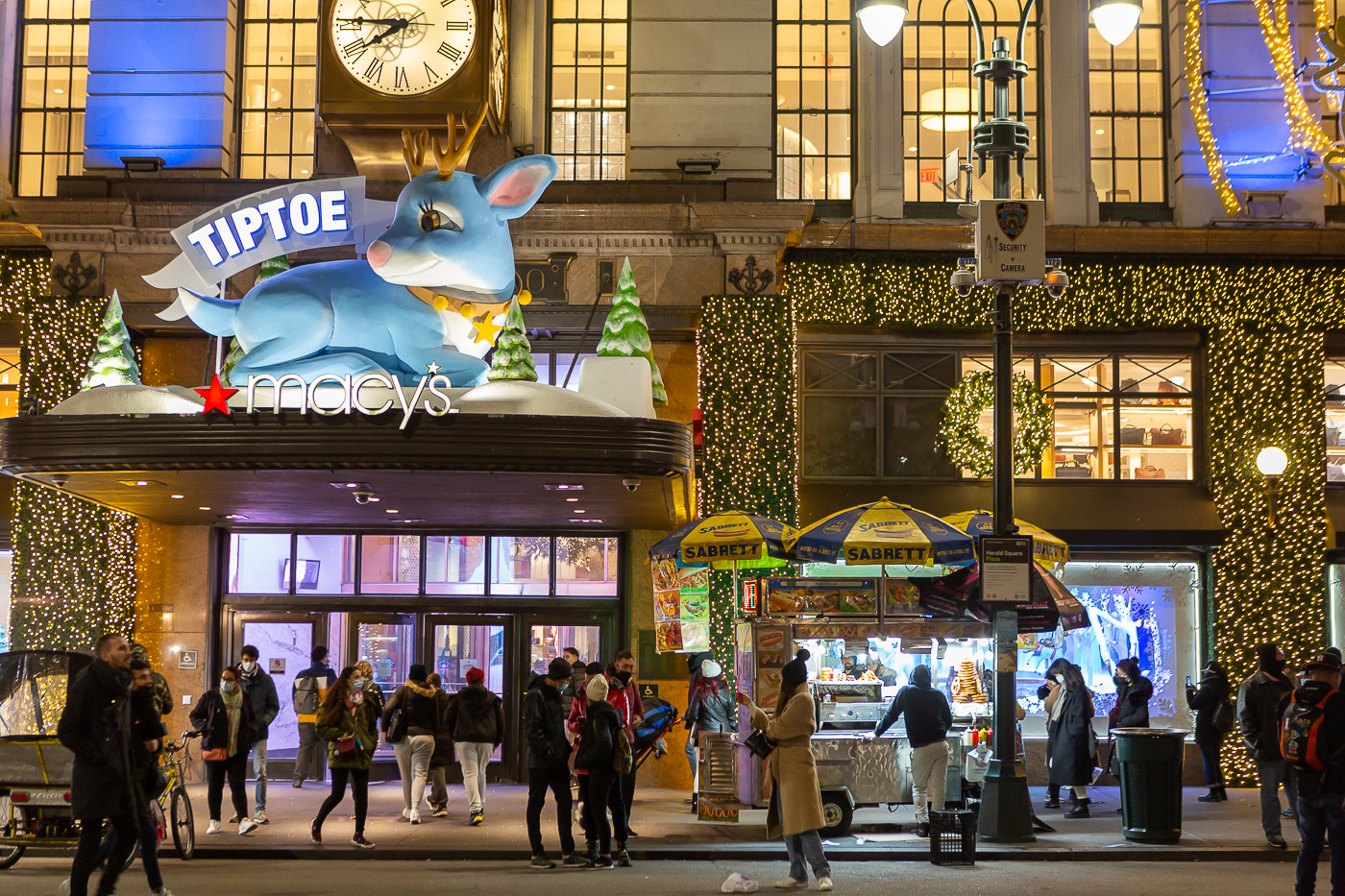 Who else loves 5th Ave window displays? 😍 Feast your eyes on the