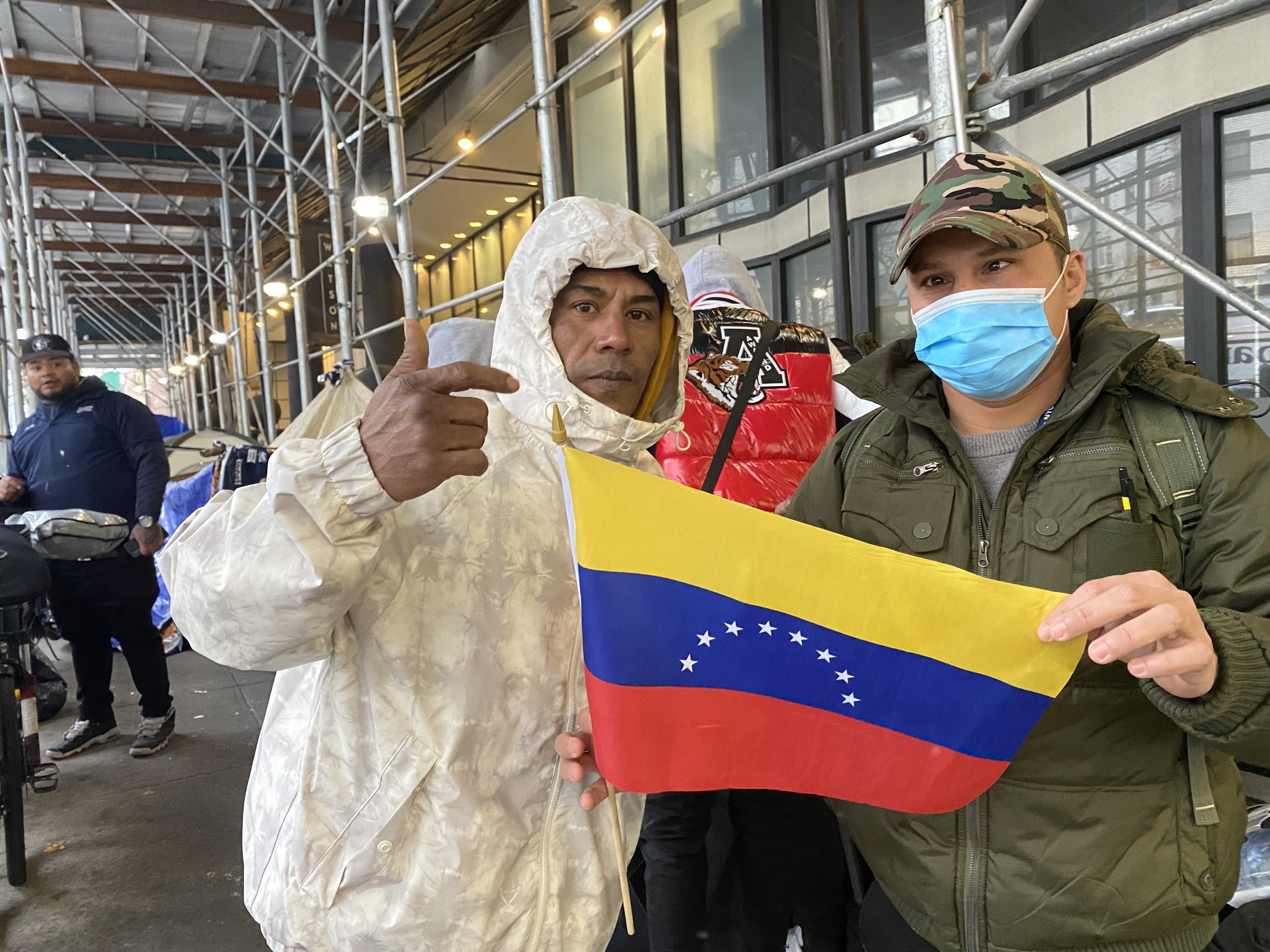 Standoff outside Midtown hotel, where migrants refuse to go to ‘inhumane’ 1,000-bed shelter in Brooklyn