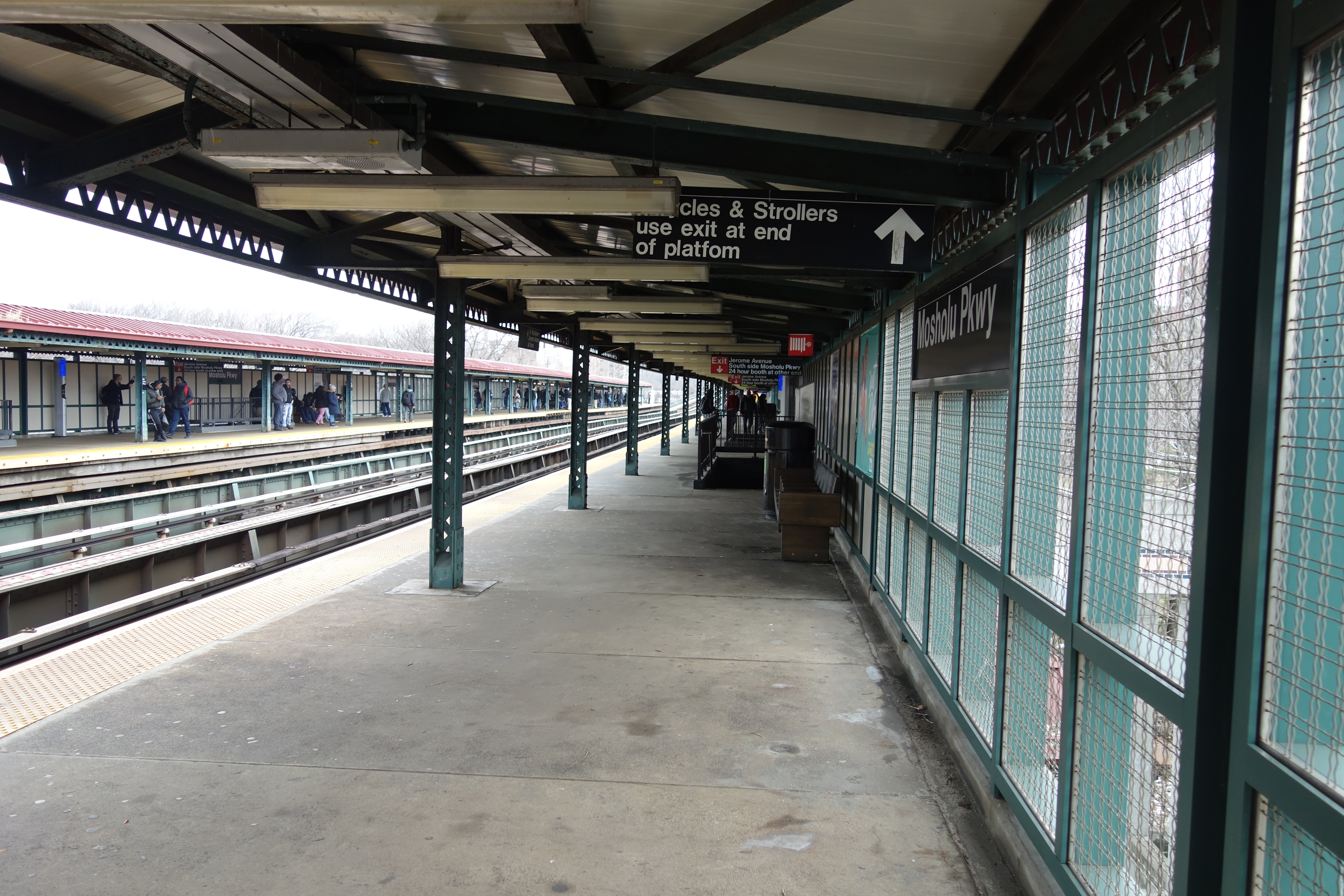 Bronx subway rider beaten and stabbed on Christmas Eve