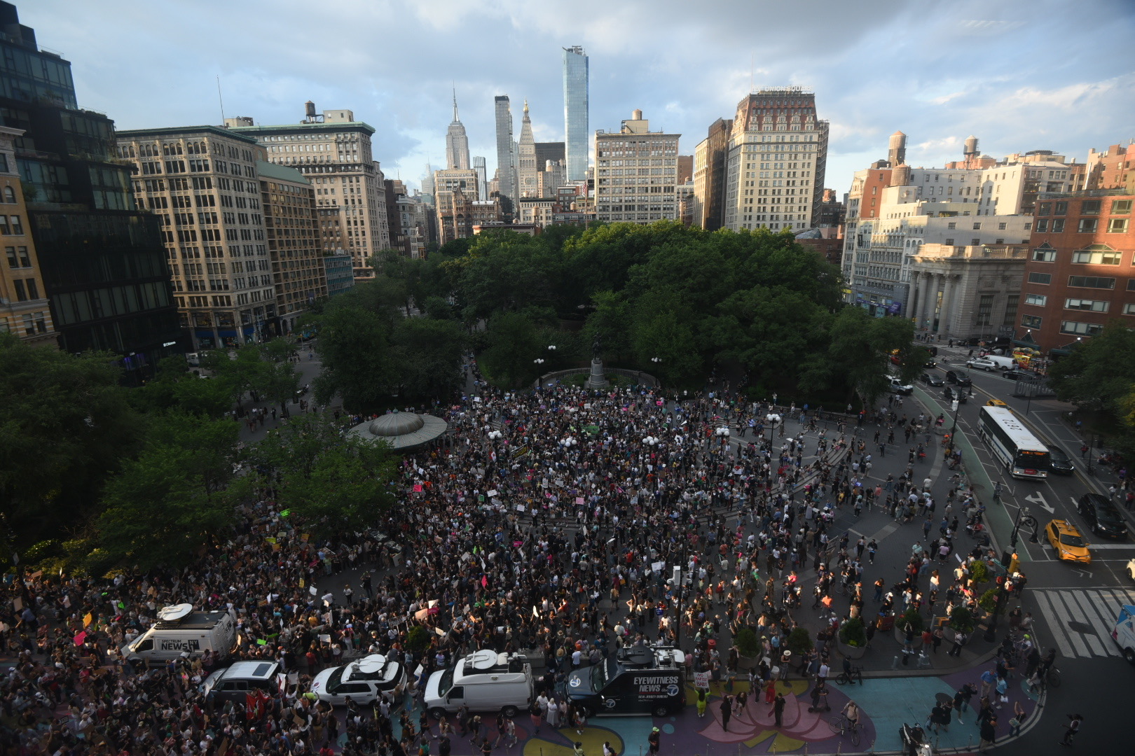 Crowds take to NYC streets in protest of Supreme Court&rsquo;s decision overturning Roe v. Wade