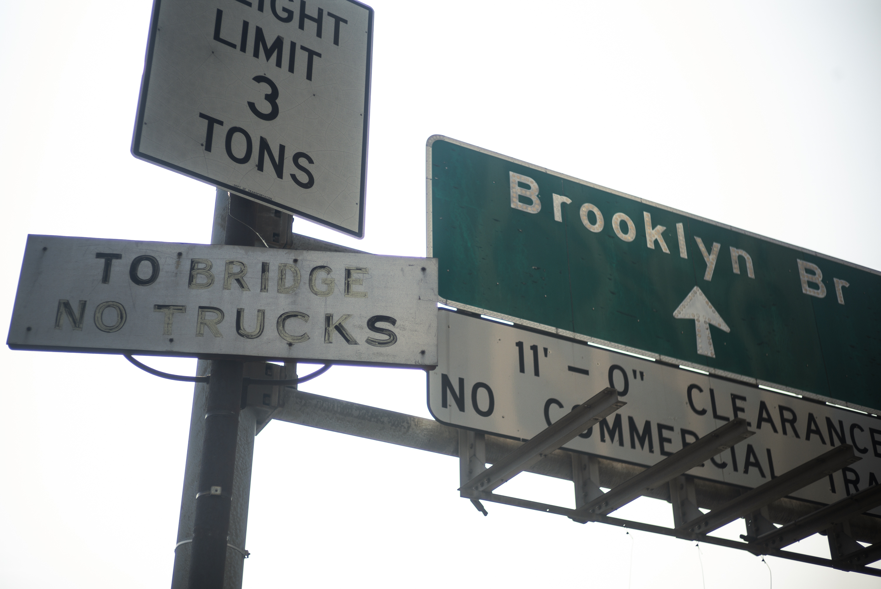 Trucks keep getting stuck on the Brooklyn Bridge, causing gridlock on BQE Trucks keep getting stuck on the Brooklyn Bridge, causing gridlock on BQE