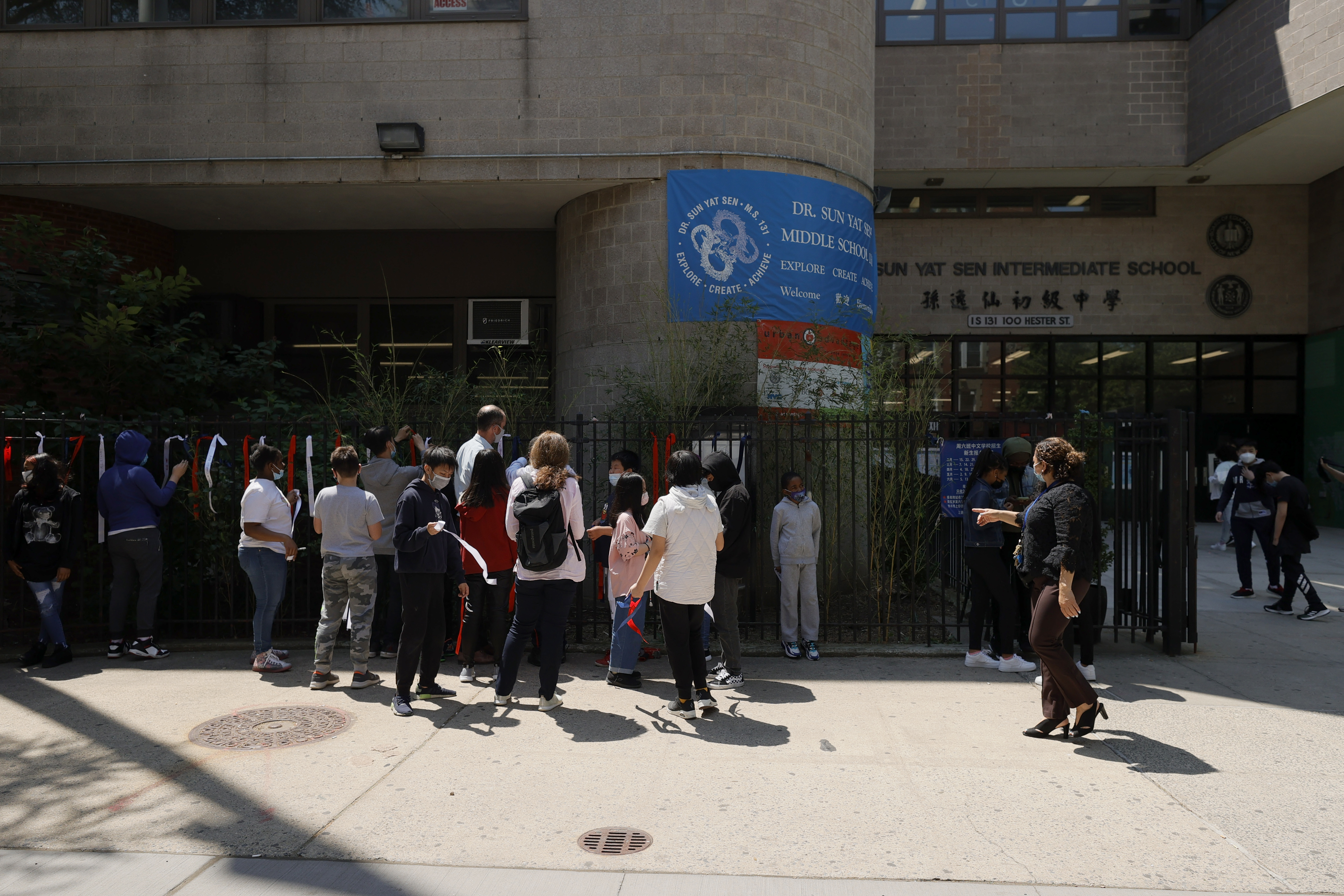 In a reversal, wealthy Manhattan school district to screen students for new middle school honors program