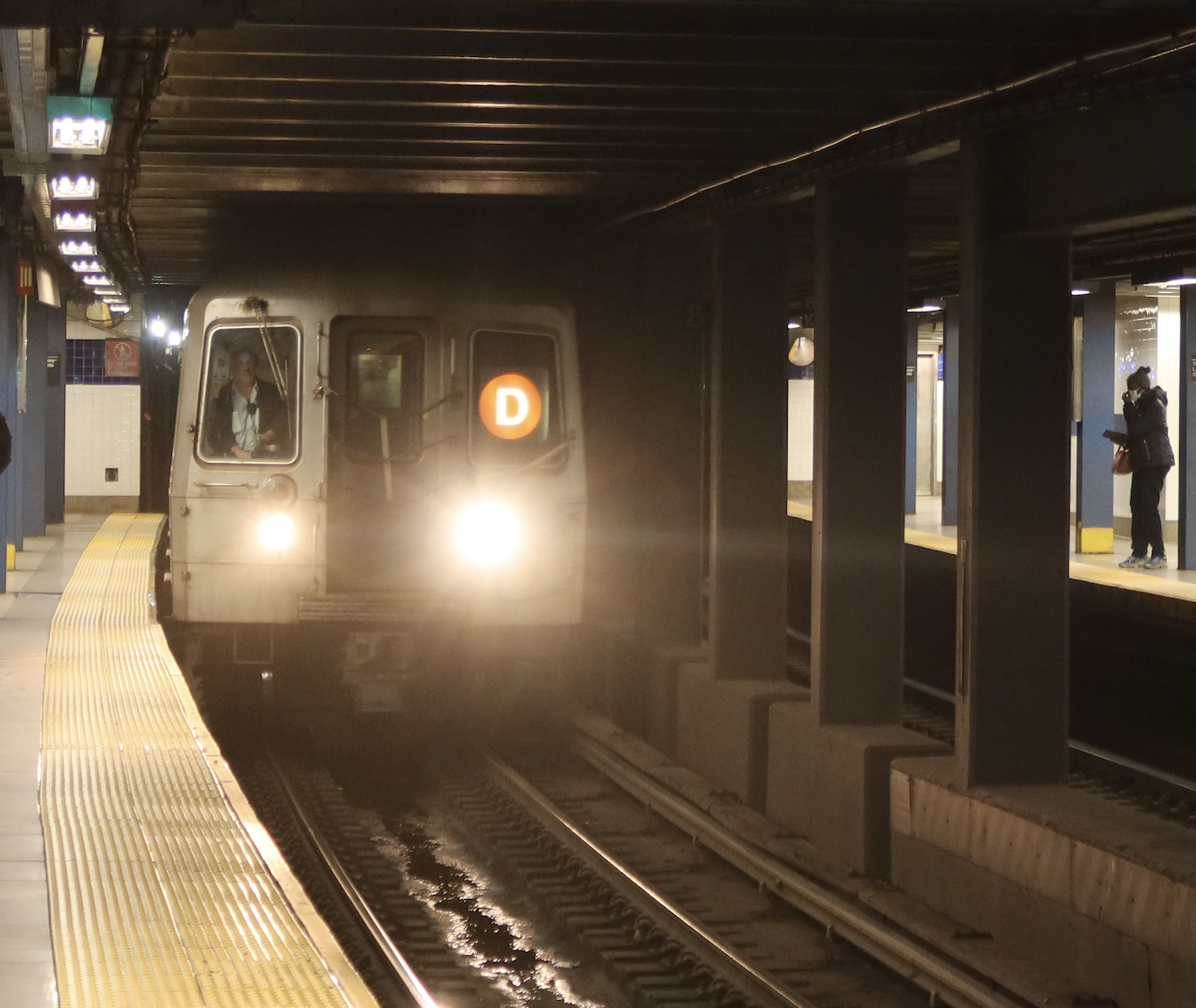 Another Bronx subway shooting leaves one man dead, NYPD says Another Bronx subway shooting leaves one man dead, NYPD says