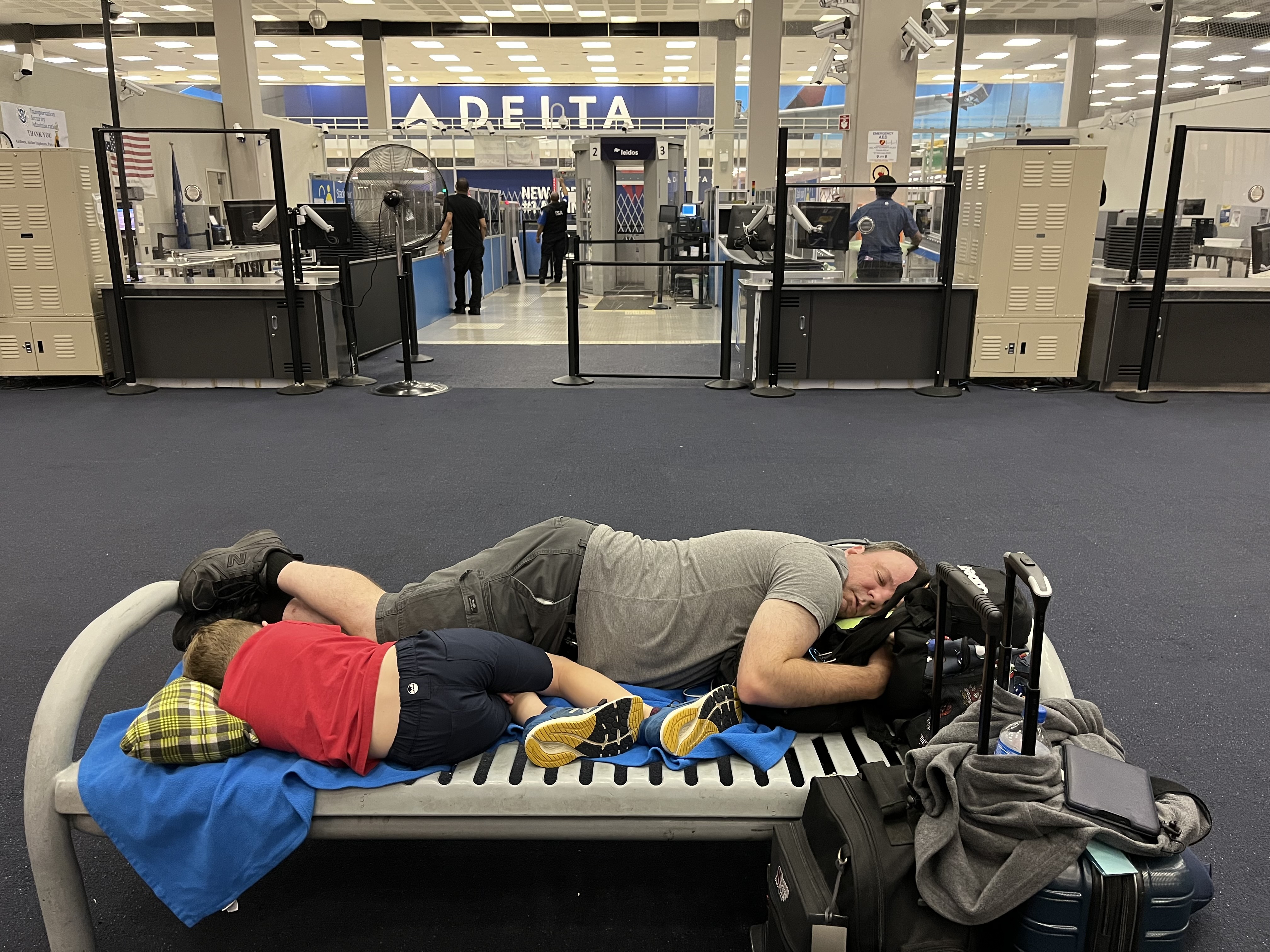 Misery for air travelers as hundreds of flights are delayed, canceled at NY/NJ airports