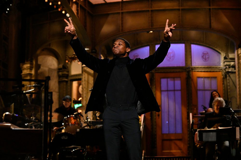 SNL Recap: Jonathan Majors, Taylor Swift, & New Cast Members Deliver Solid Show