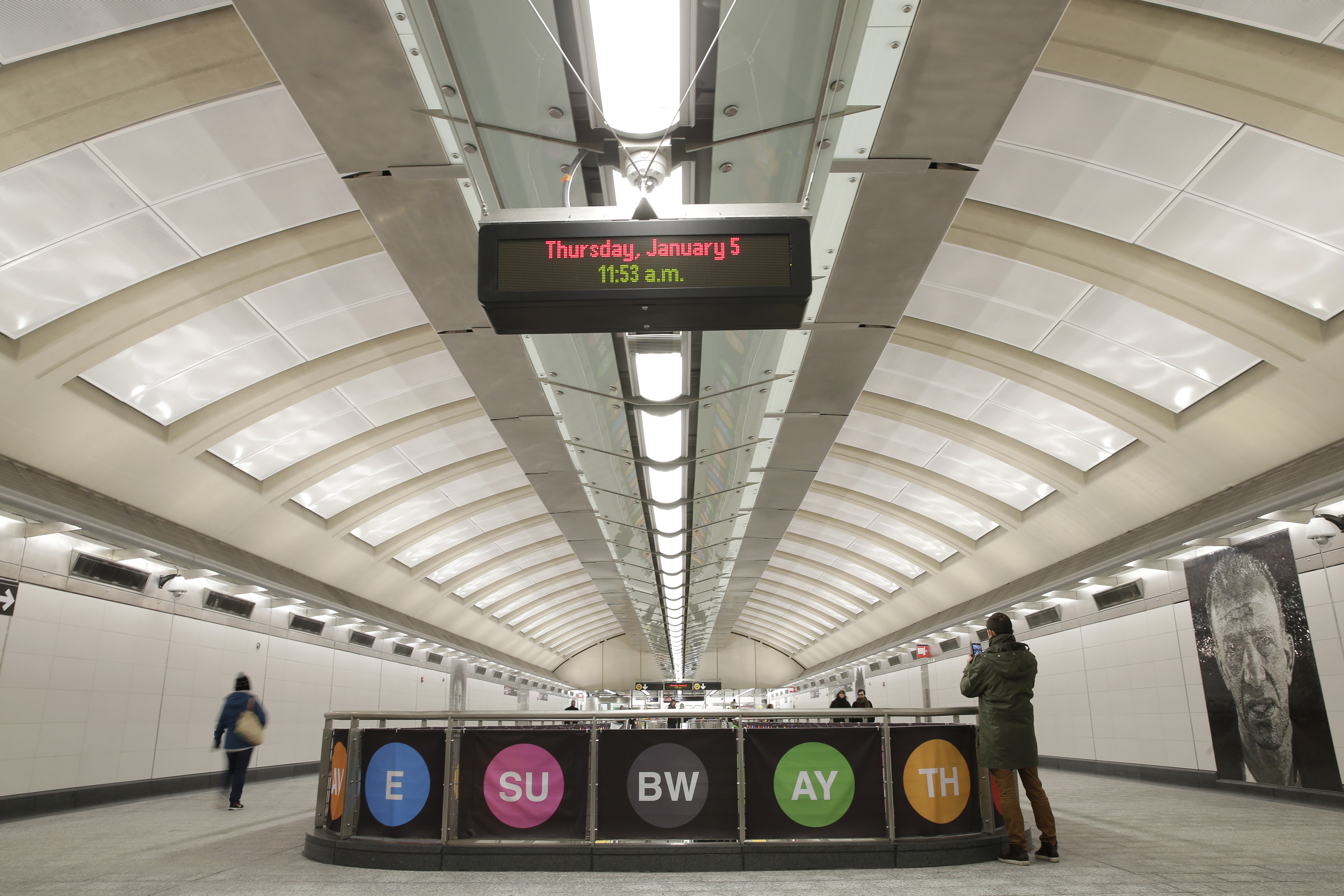 The mezzanine level of the the 86th Street Second Avenue Subway station