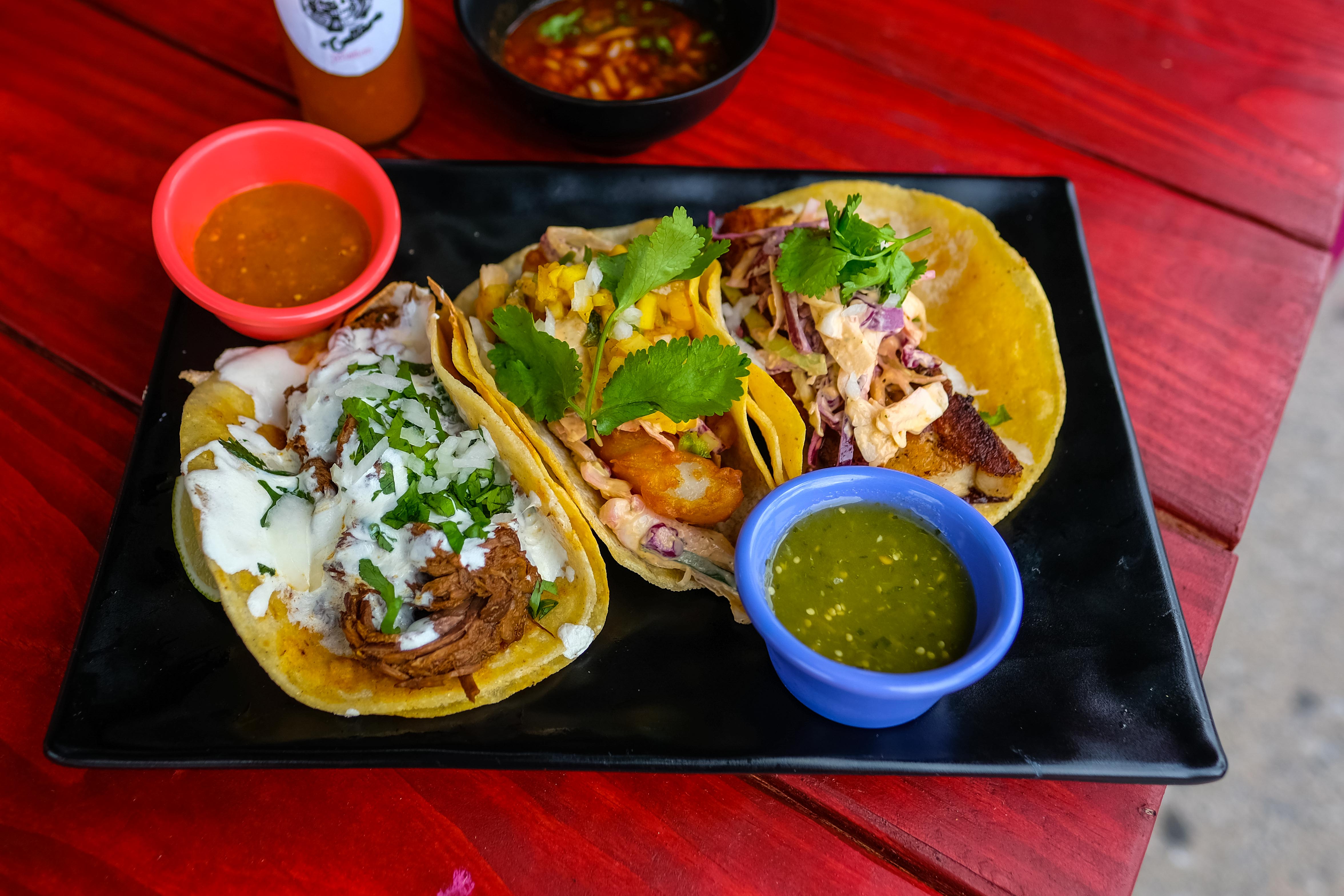 Birria Taco (دو تا 10 دلار) ، ماهی تاکو (دو نفر 10 دلار) ، تاکو شکم خوک (دو نفر 13 دلار)