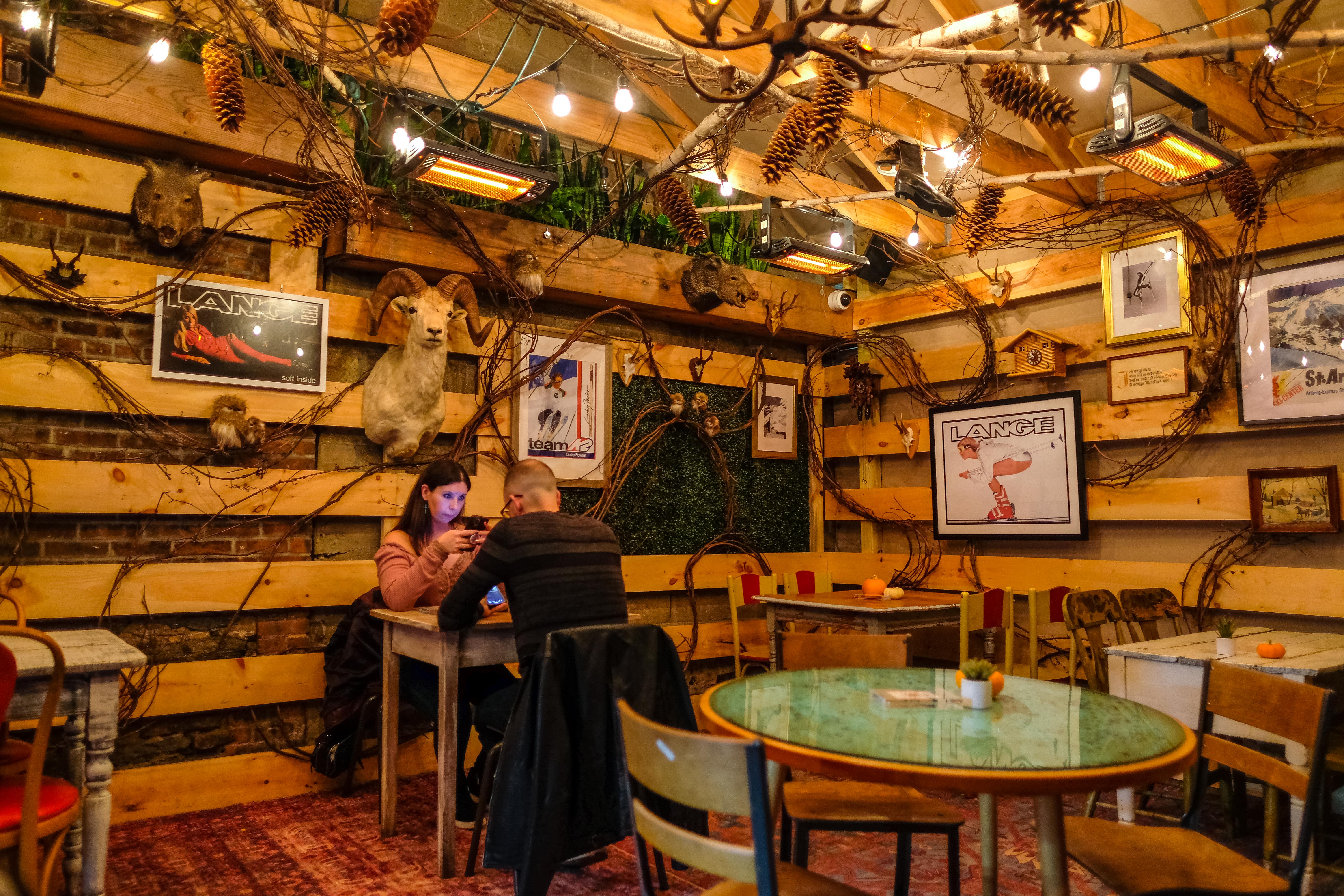 Butchers Schaller & Weber Open Outdoor Alpine Ski Lodge H&uuml;tte On UES