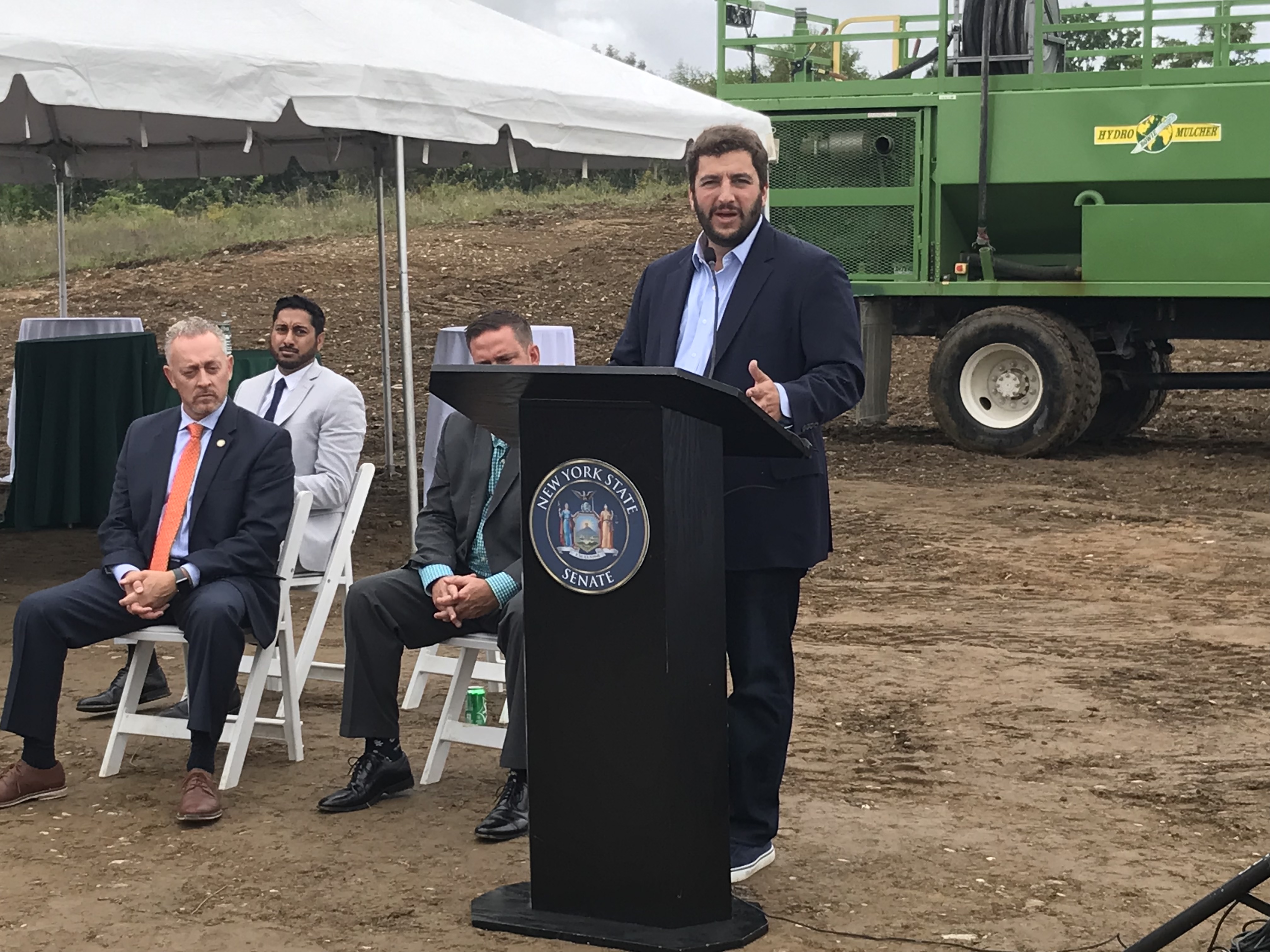 بن کوهلر ، بنیانگذار و مدیر عامل شرکت Green Thumb Industries ، در راه اندازی ساختمان جدید کشت و فرآوری ماری جوانا این شرکت در وارویک ، نیویورک سخنرانی کرد.