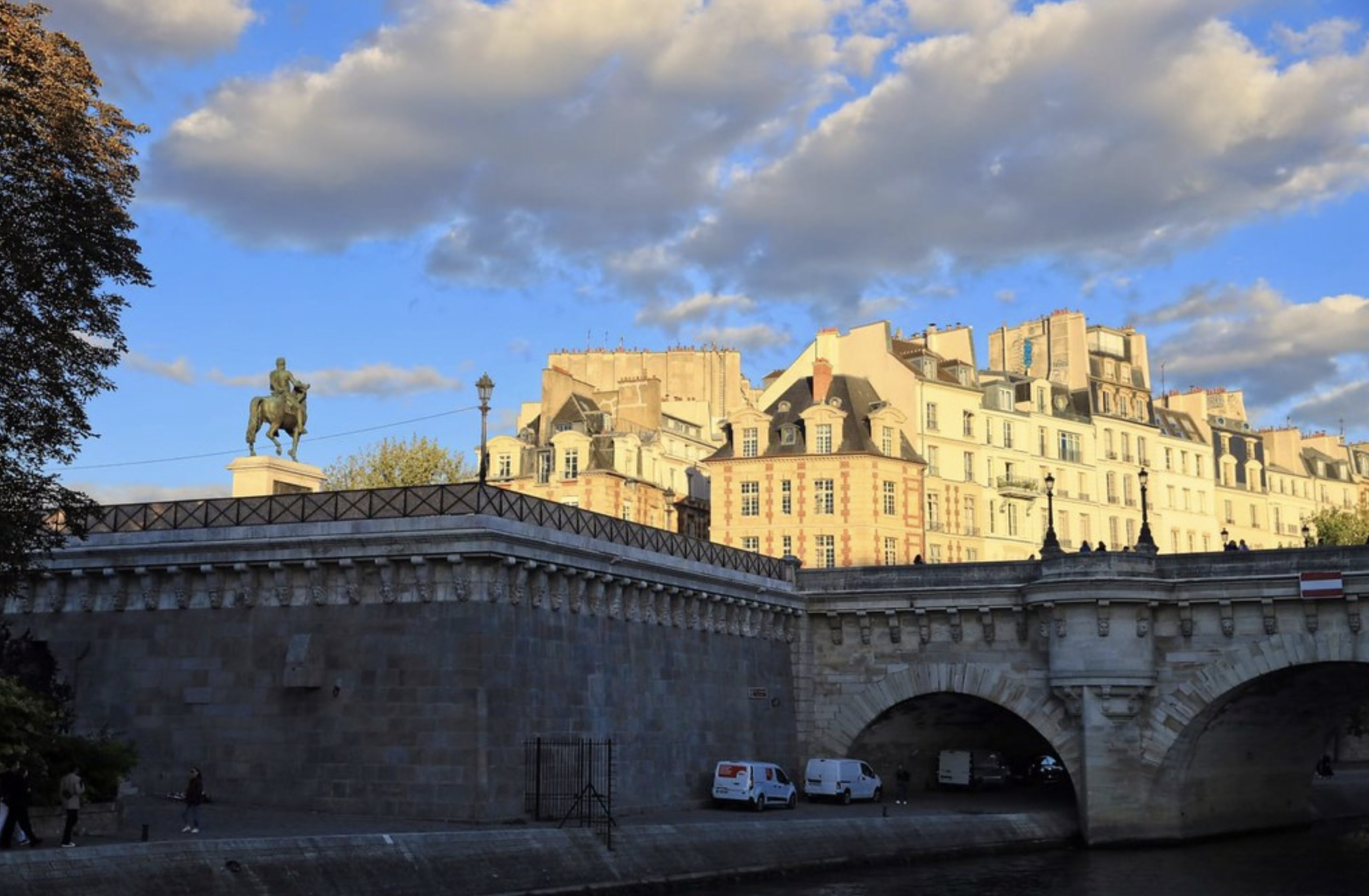 Extra Extra: You know what they call bedbugs in Paris?