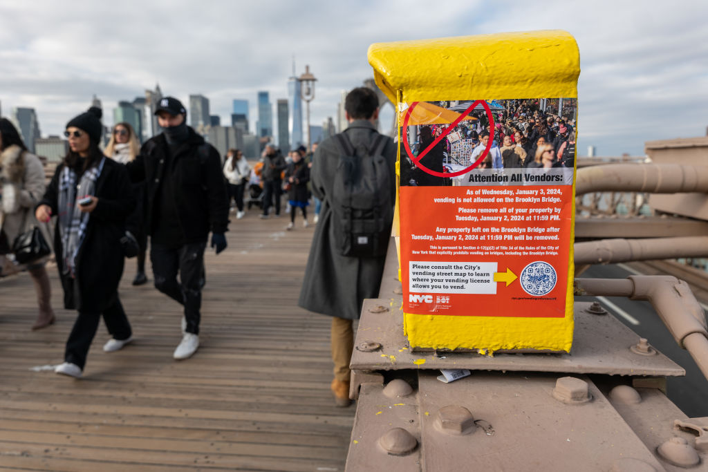 Early Addition: Despite vendor ban, Brooklyn Bridge pedestrians still found a way to clog up the path