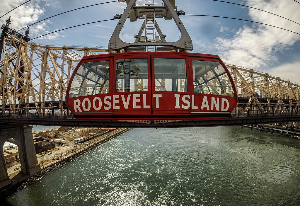 Early Addition: The Roosevelt Island tram swings sometimes Early Addition: The Roosevelt Island tram swings sometimes
