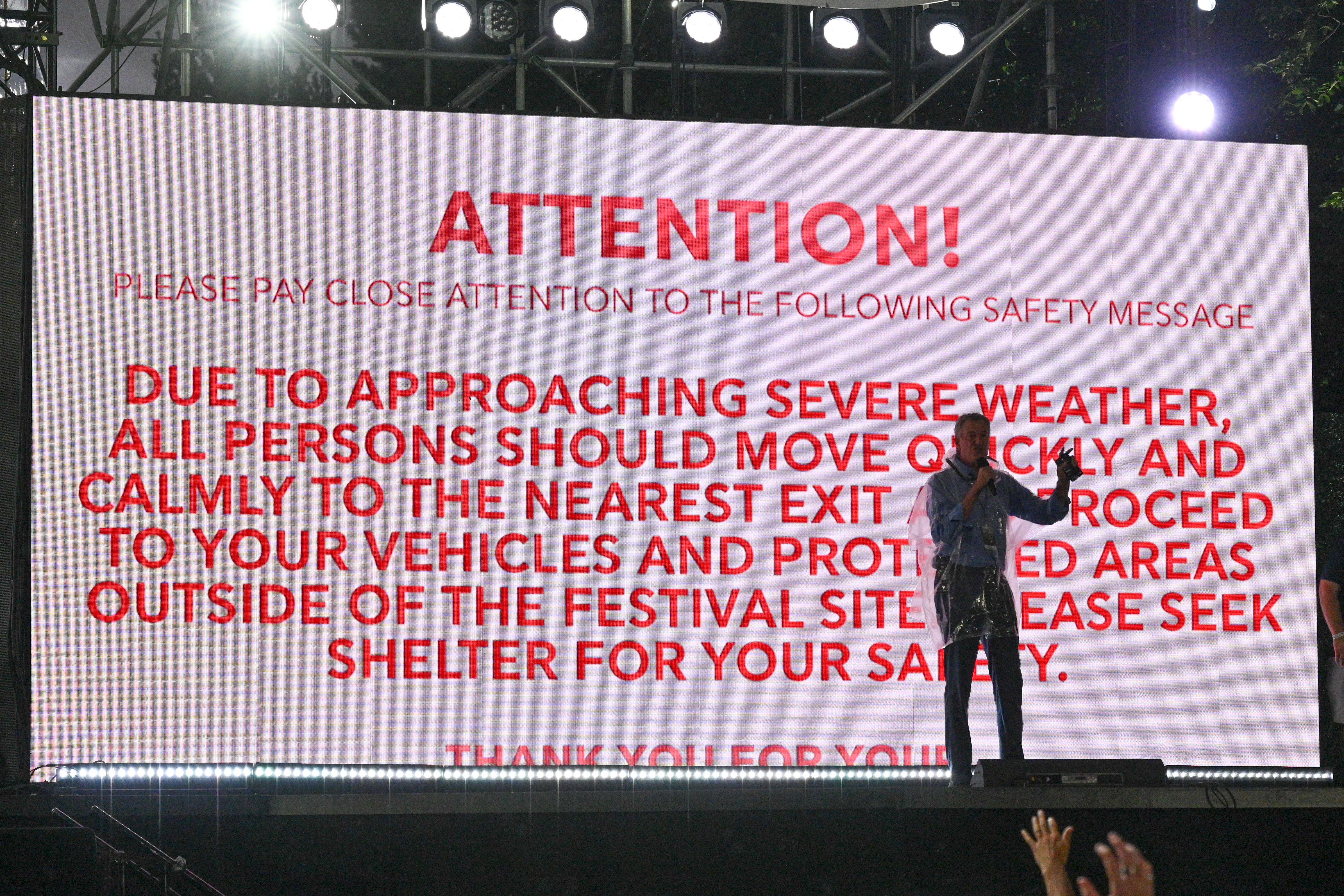 The mayor of Blasio in front of a sign warning people to find shelter