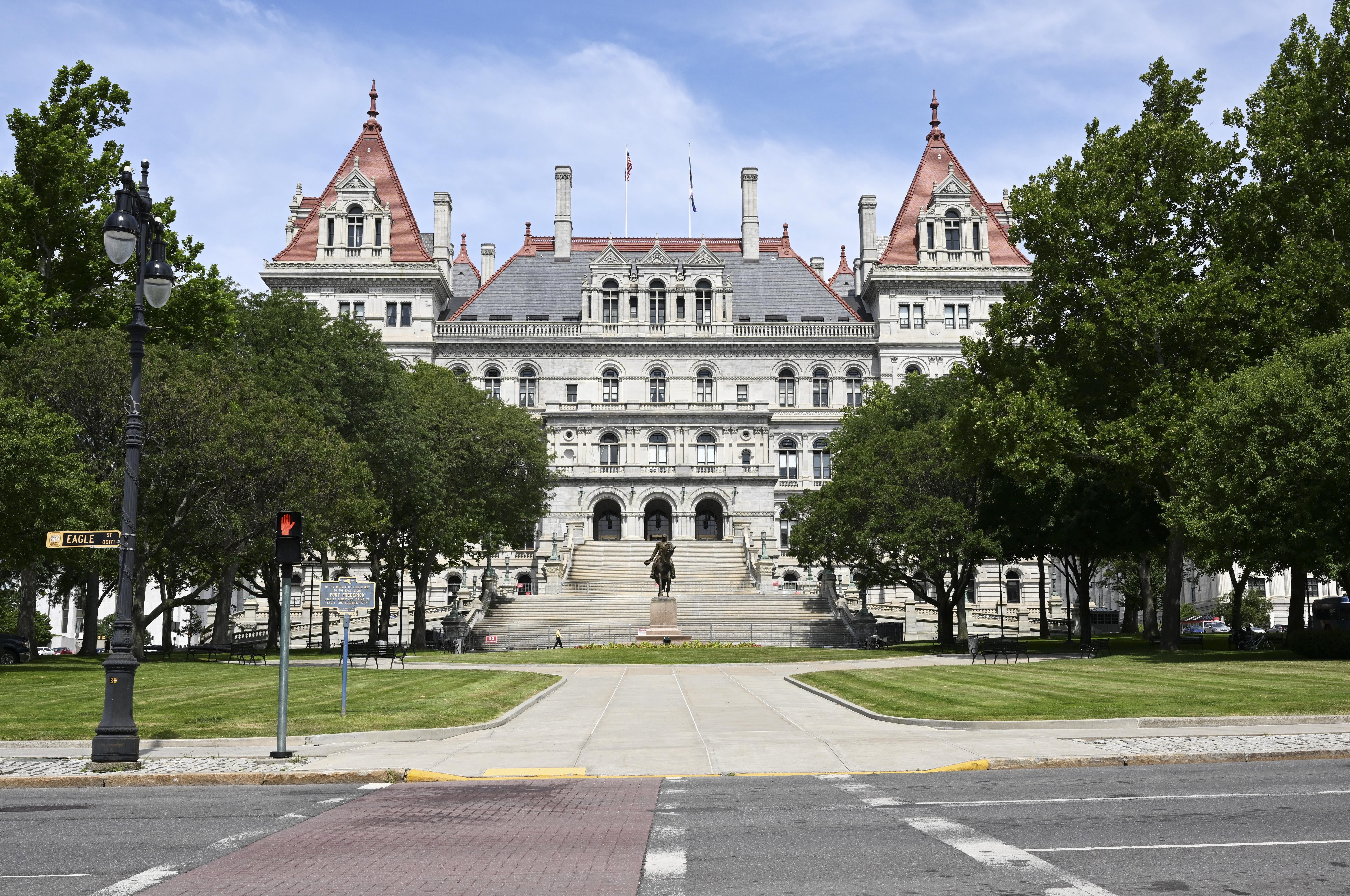 NY lawmakers, weighing a pay hike, would have to act soon