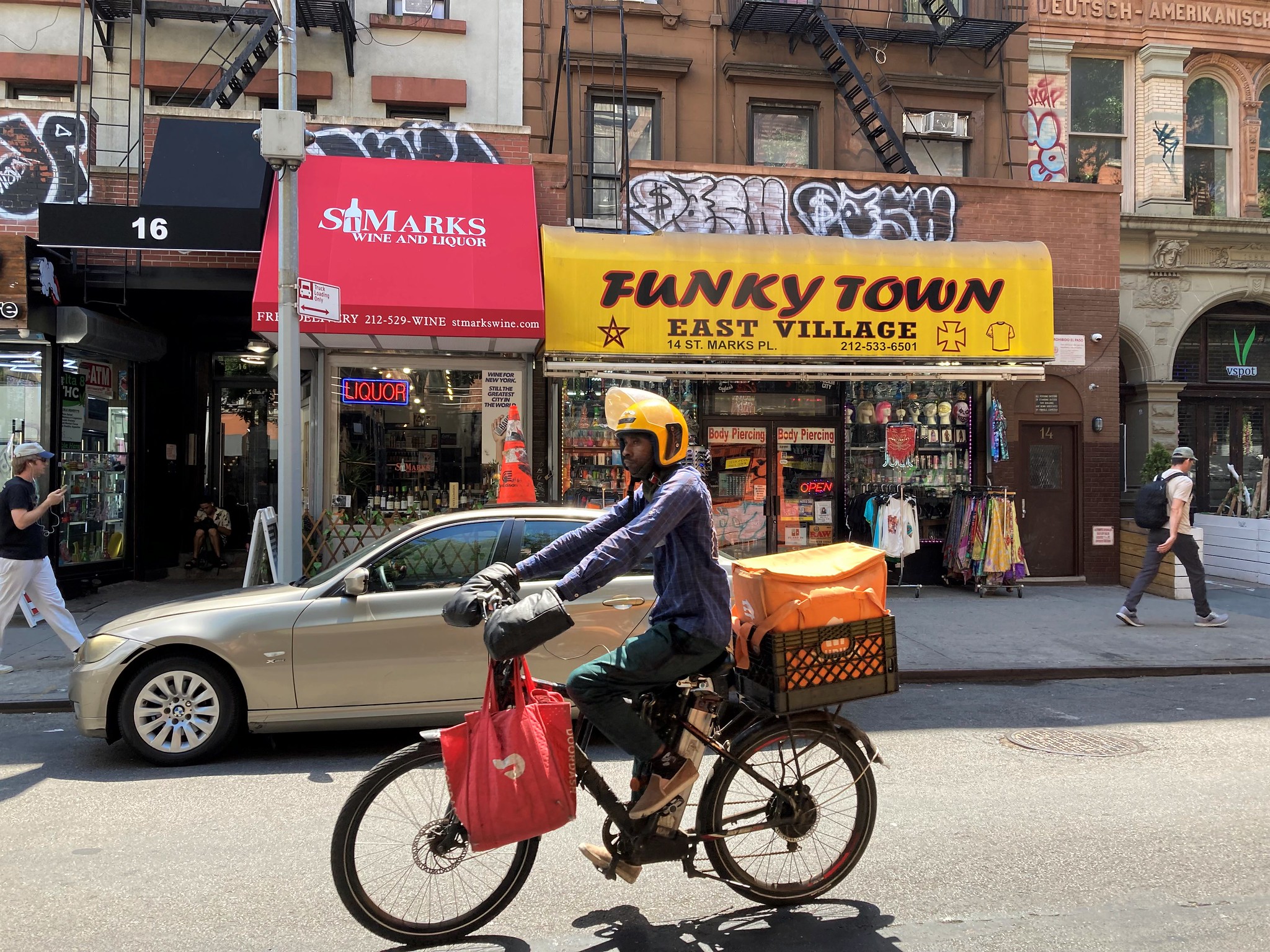 Delivery workers, elected officials push back on NYCHA&rsquo;s proposed e-bike and battery ban