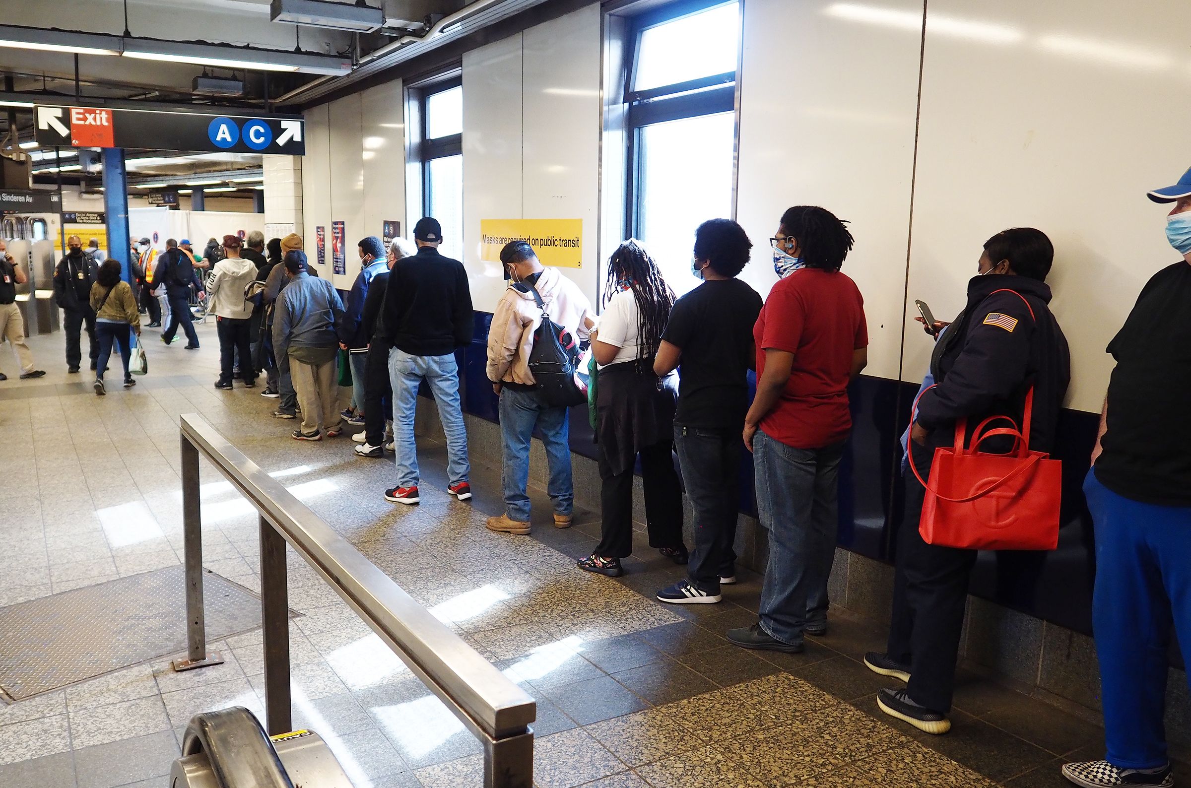 More Than 1,100 People Vaccinated In NYC Subway And Rail Stations On First Day Of MTA Pilot Program
