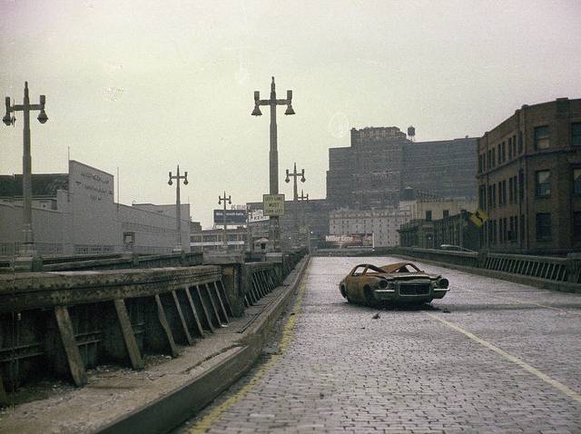 The deteriorated West Side Highway in lower Manhattan, 1973. Later that year,  an overloaded dump truck fell through the elevated road, forcing its  permanent closure. [1024 x 752] : r/HistoryPorn